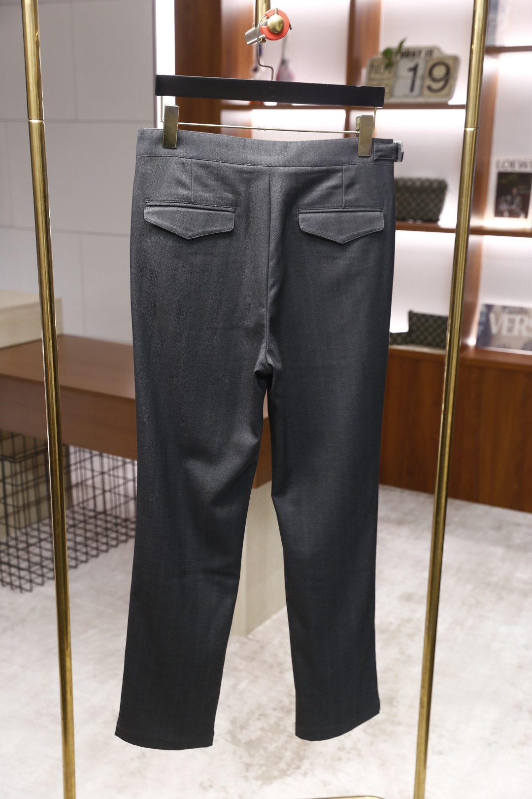 🔥lP🆕.2025秋冬新款！时尚男士百搭双褶西裤👍在面料的选择上尤为考究，呈现出细腻的质感与柔和的光泽，