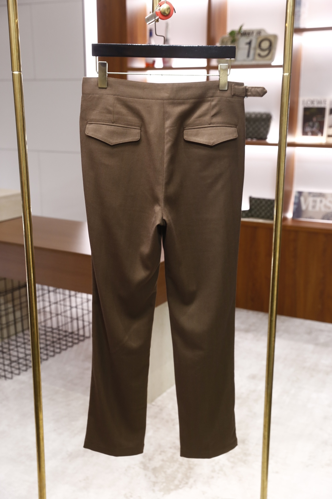 🔥lP🆕.2025秋冬新款！时尚男士百搭双褶西裤👍在面料的选择上尤为考究，呈现出细腻的质感与柔和的光泽，