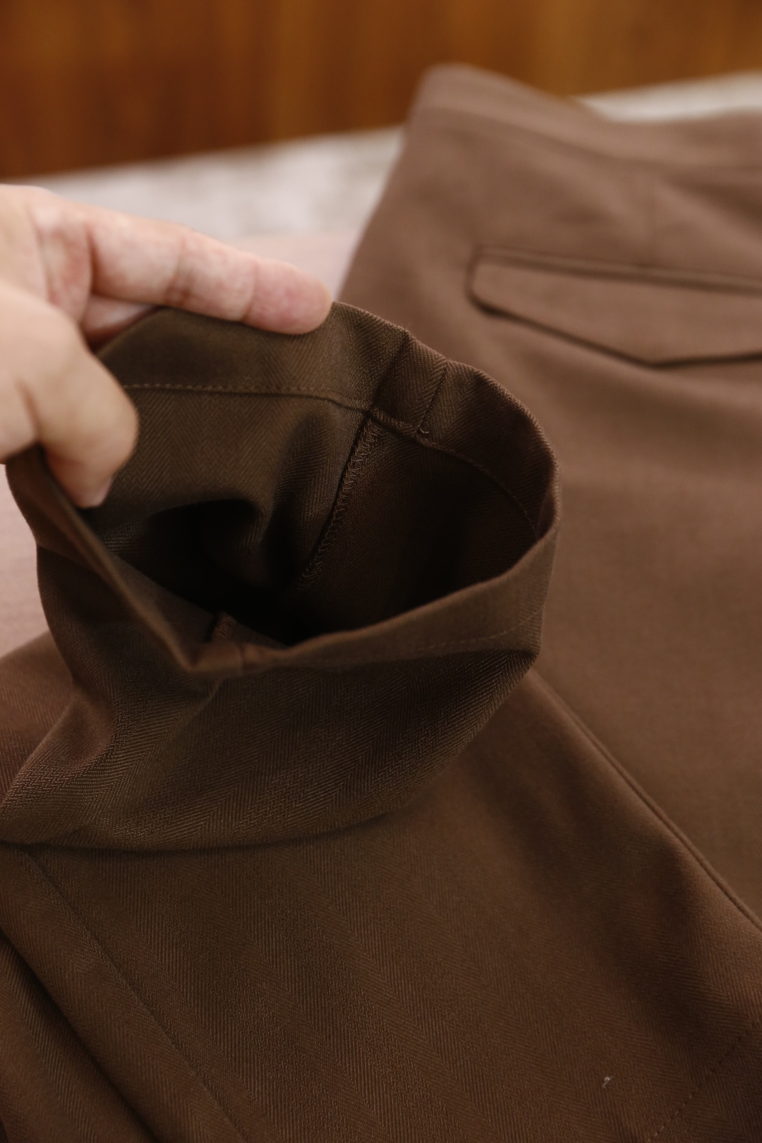 🔥lP🆕.2025秋冬新款！时尚男士百搭双褶西裤👍在面料的选择上尤为考究，呈现出细腻的质感与柔和的光泽，