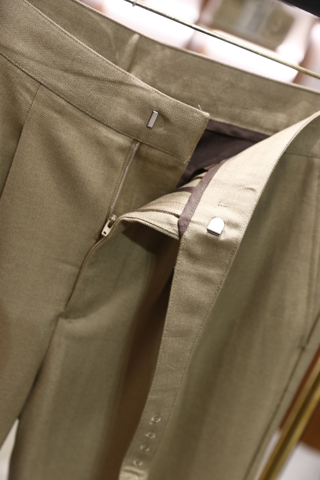 🔥lP🆕.2025秋冬新款！时尚男士百搭双褶西裤👍在面料的选择上尤为考究，呈现出细腻的质感与柔和的光泽，