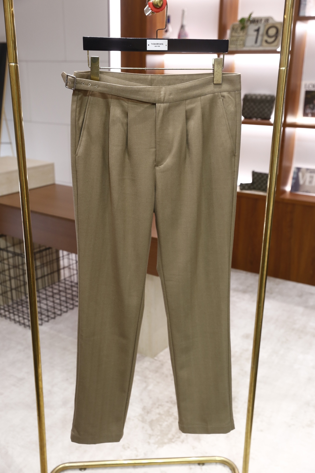 🔥lP🆕.2025秋冬新款！时尚男士百搭双褶西裤👍在面料的选择上尤为考究，呈现出细腻的质感与柔和的光泽，