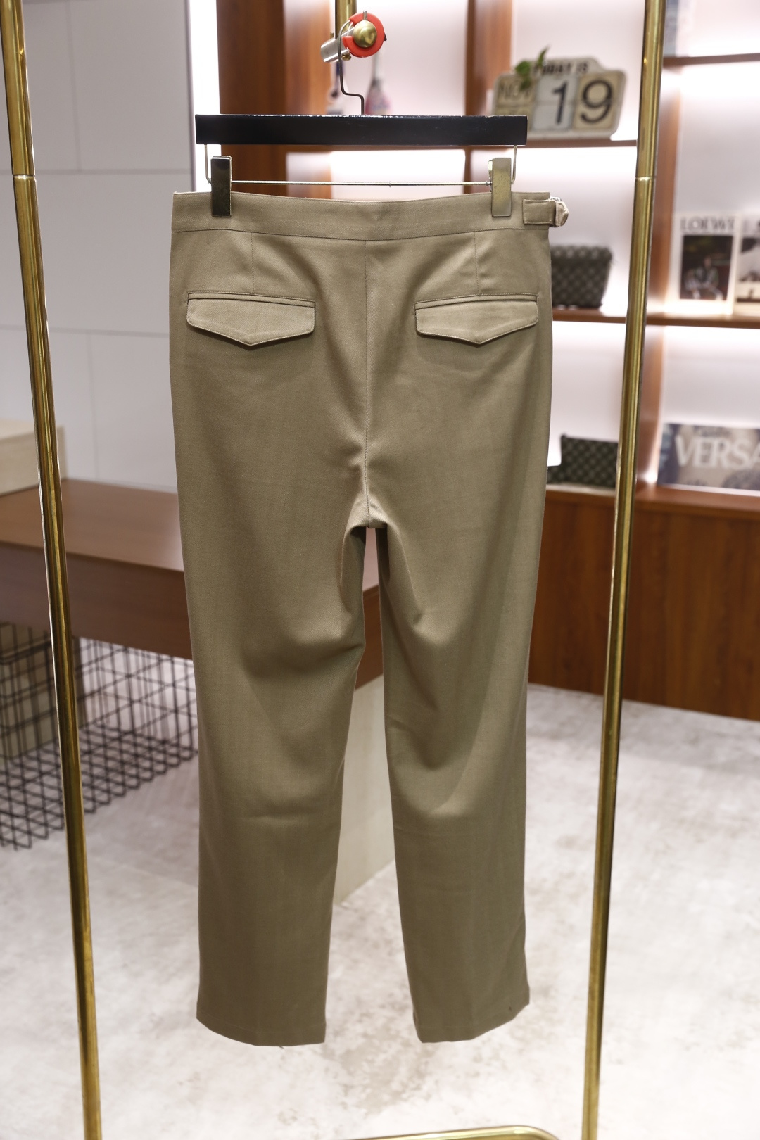 🔥lP🆕.2025秋冬新款！时尚男士百搭双褶西裤👍在面料的选择上尤为考究，呈现出细腻的质感与柔和的光泽，