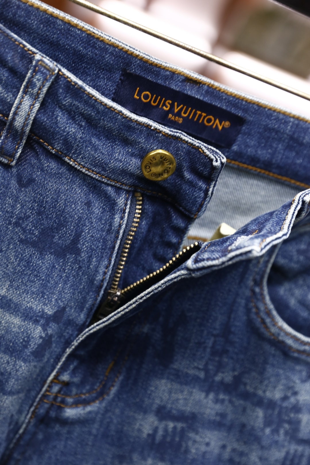 🔥路易威*/LV.25秋季新品时尚男士牛仔裤👖采用客供水洗弹力牛仔裤！奢华经典品牌Logo设计！时尚潮流