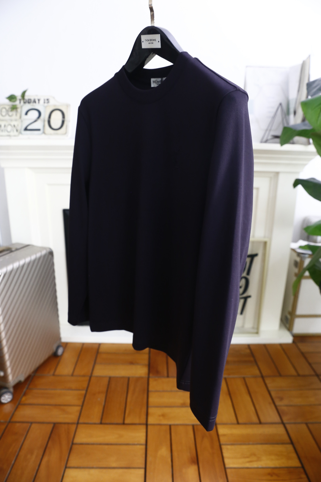 🔥圣罗兰.2025秋季新品！时尚男士长袖打底衫！采用舒适保暖棉面料👍质感平整顺滑，风格偏向简约百搭！胸前