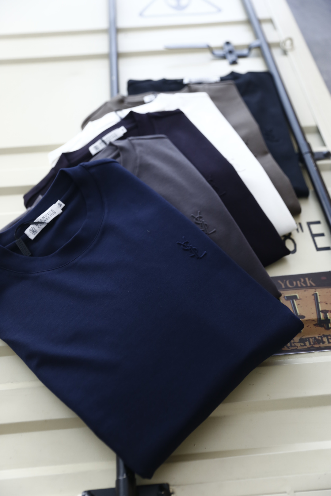 🔥圣罗兰.2025秋季新品！时尚男士长袖打底衫！采用舒适保暖棉面料👍质感平整顺滑，风格偏向简约百搭！胸前