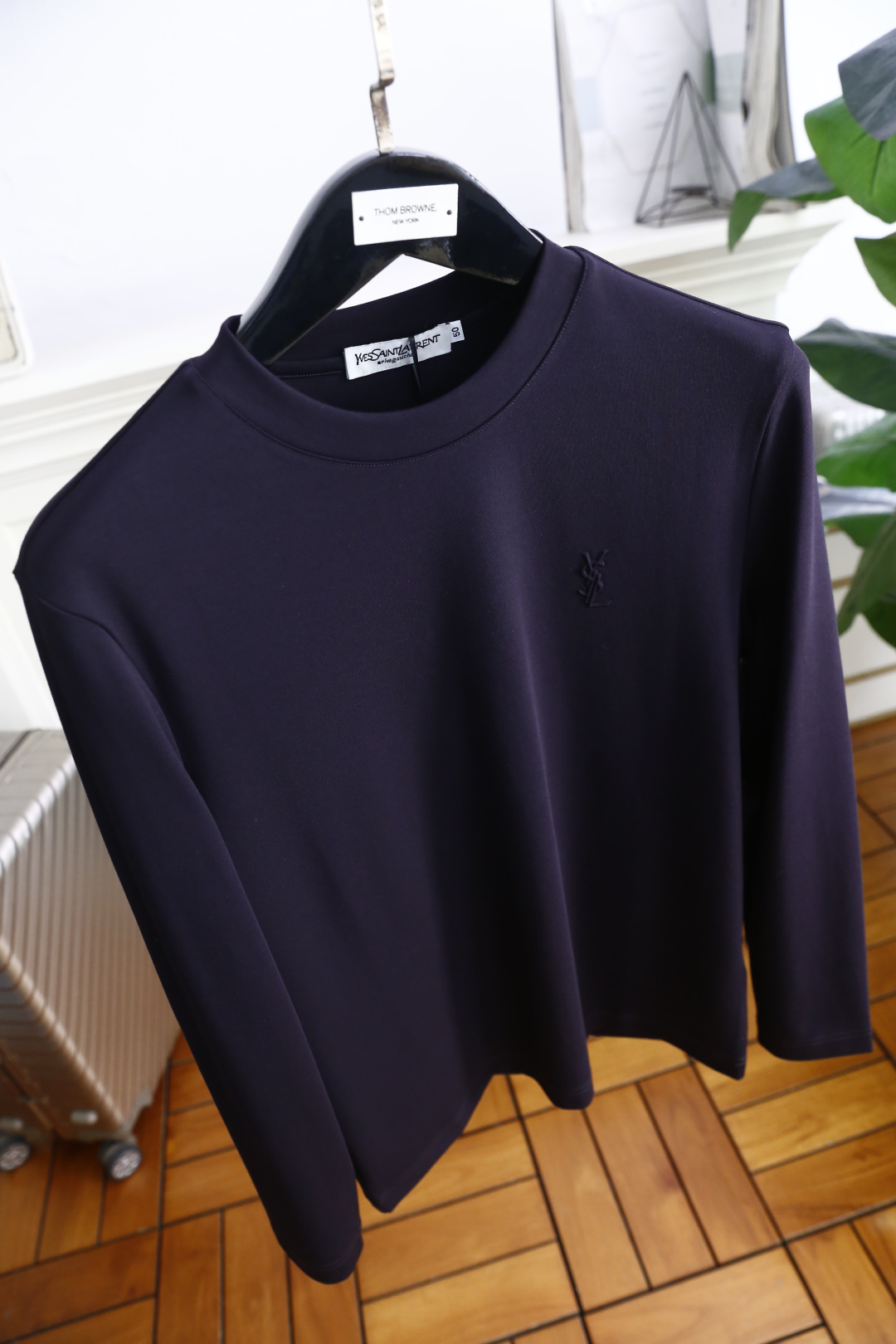 🔥圣罗兰.2025秋季新品！时尚男士长袖打底衫！采用舒适保暖棉面料👍质感平整顺滑，风格偏向简约百搭！胸前