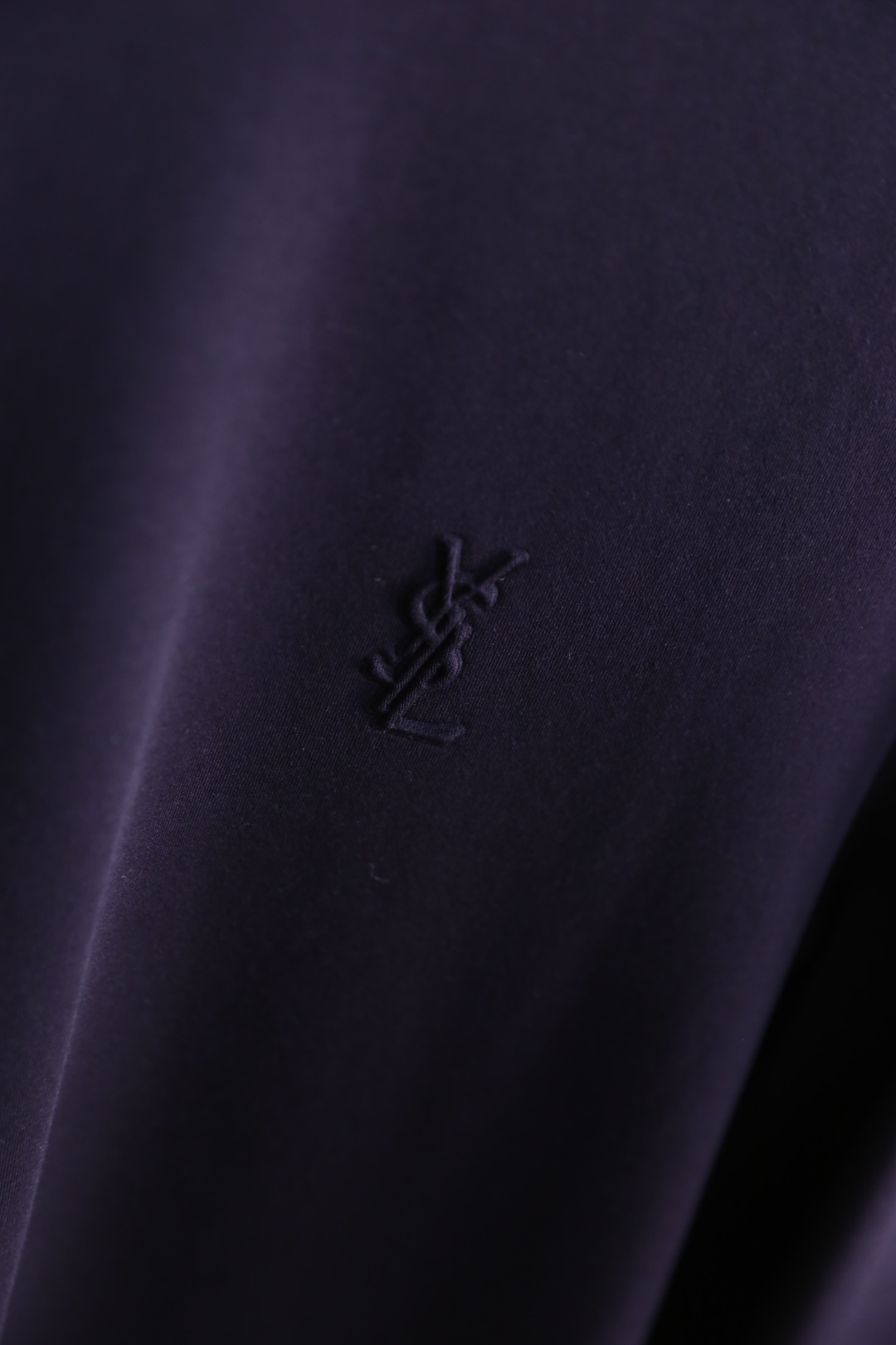 🔥圣罗兰.2025秋季新品！时尚男士长袖打底衫！采用舒适保暖棉面料👍质感平整顺滑，风格偏向简约百搭！胸前