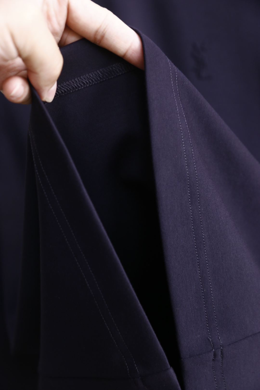 🔥圣罗兰.2025秋季新品！时尚男士长袖打底衫！采用舒适保暖棉面料👍质感平整顺滑，风格偏向简约百搭！胸前