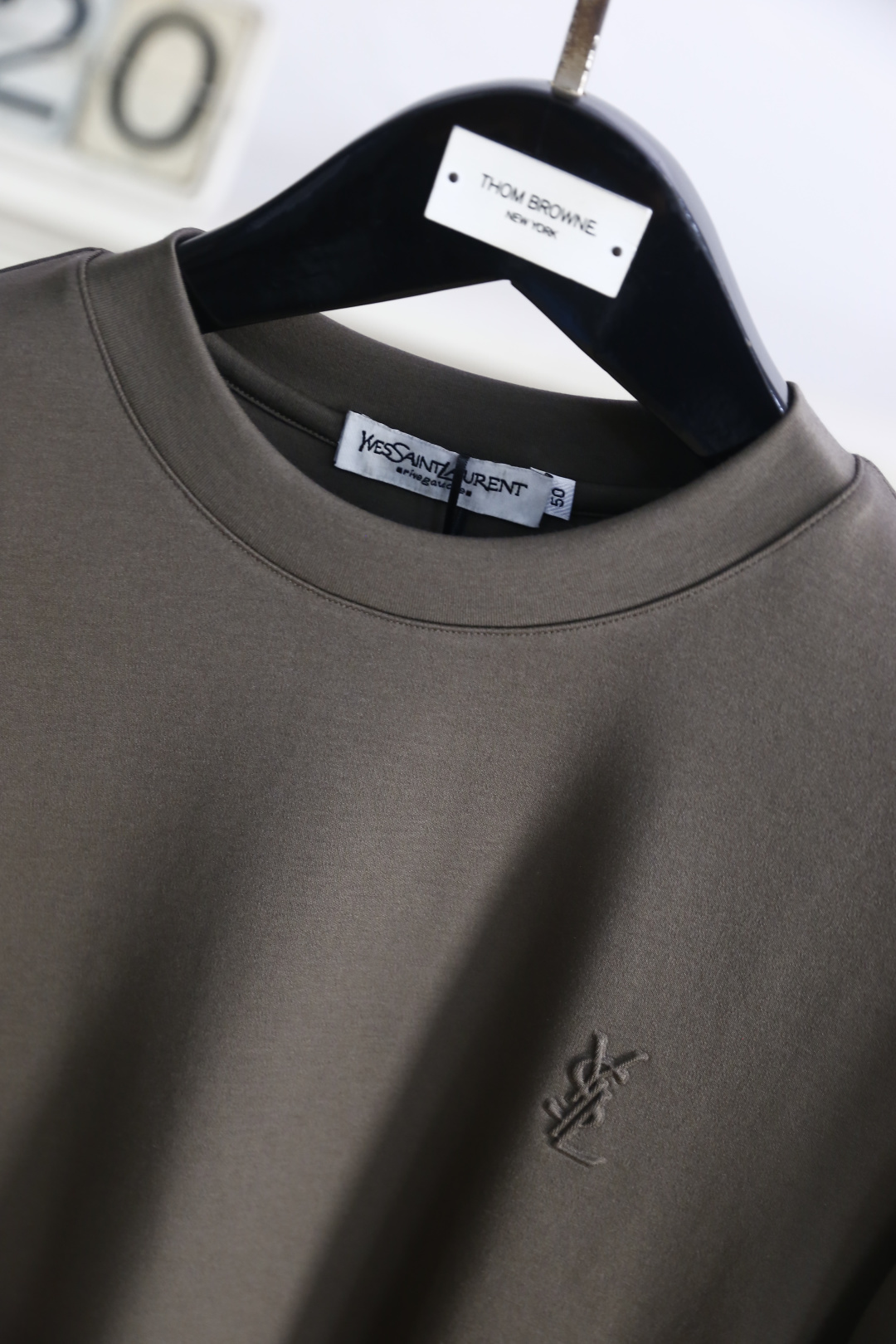 🔥圣罗兰.2025秋季新品！时尚男士长袖打底衫！采用舒适保暖棉面料👍质感平整顺滑，风格偏向简约百搭！胸前