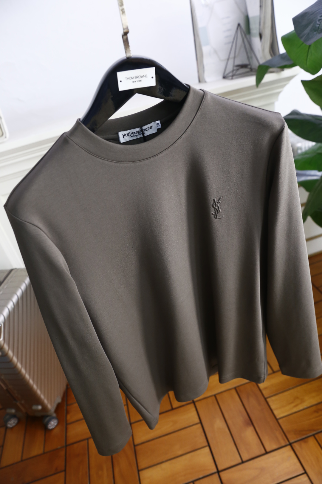 🔥圣罗兰.2025秋季新品！时尚男士长袖打底衫！采用舒适保暖棉面料👍质感平整顺滑，风格偏向简约百搭！胸前