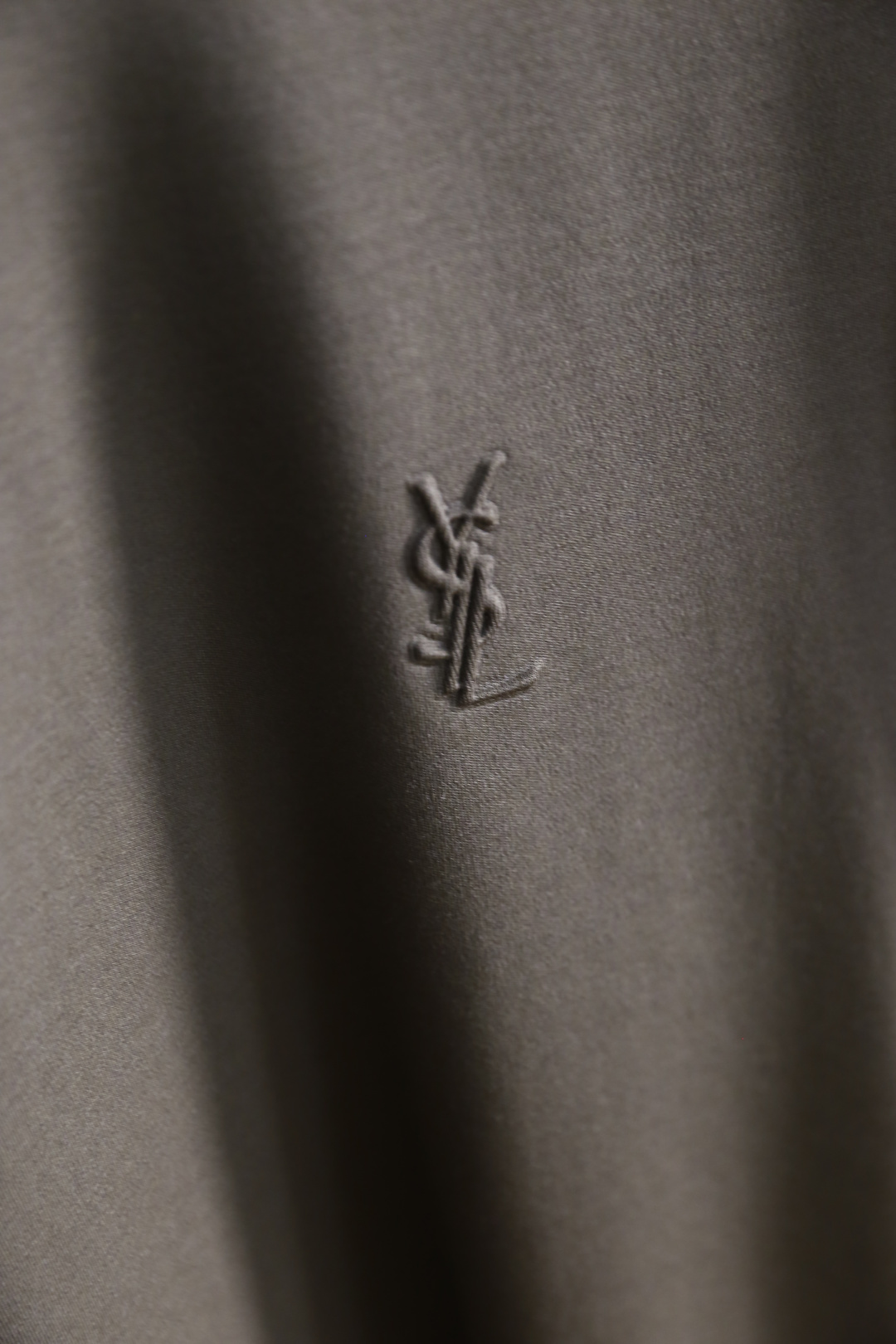 🔥圣罗兰.2025秋季新品！时尚男士长袖打底衫！采用舒适保暖棉面料👍质感平整顺滑，风格偏向简约百搭！胸前