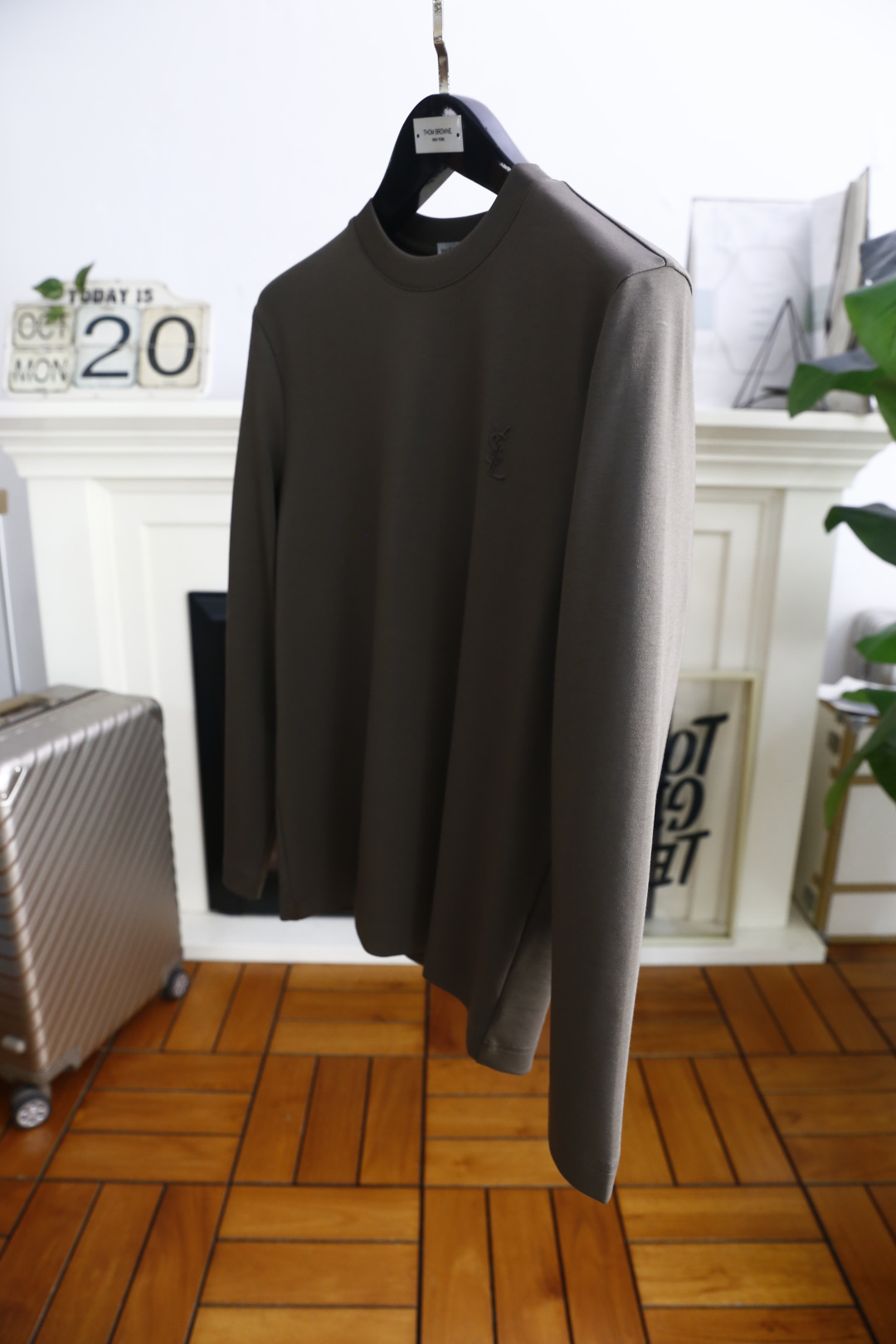 🔥圣罗兰.2025秋季新品！时尚男士长袖打底衫！采用舒适保暖棉面料👍质感平整顺滑，风格偏向简约百搭！胸前