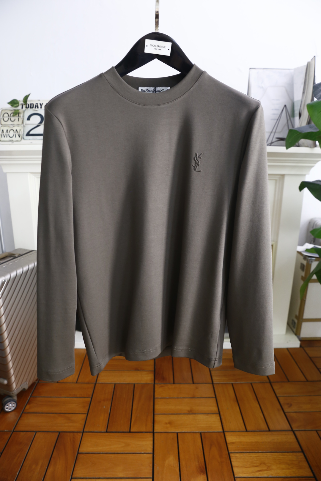 🔥圣罗兰.2025秋季新品！时尚男士长袖打底衫！采用舒适保暖棉面料👍质感平整顺滑，风格偏向简约百搭！胸前