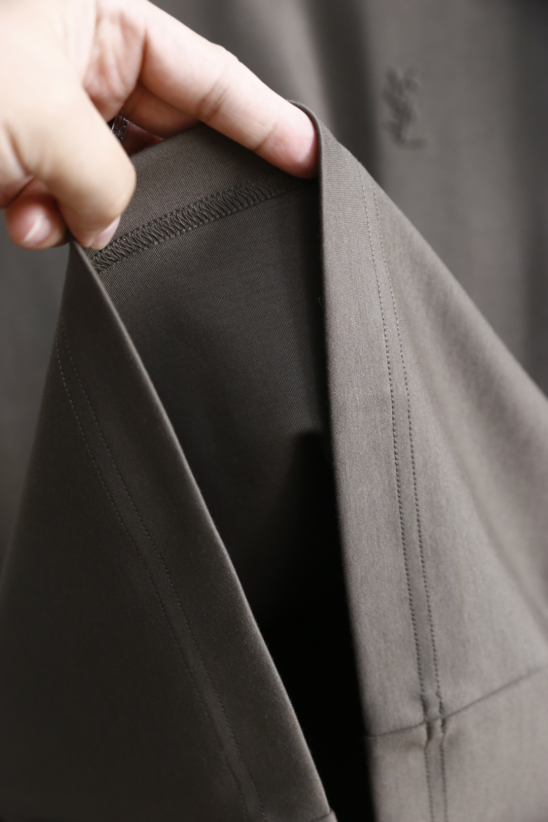 🔥圣罗兰.2025秋季新品！时尚男士长袖打底衫！采用舒适保暖棉面料👍质感平整顺滑，风格偏向简约百搭！胸前