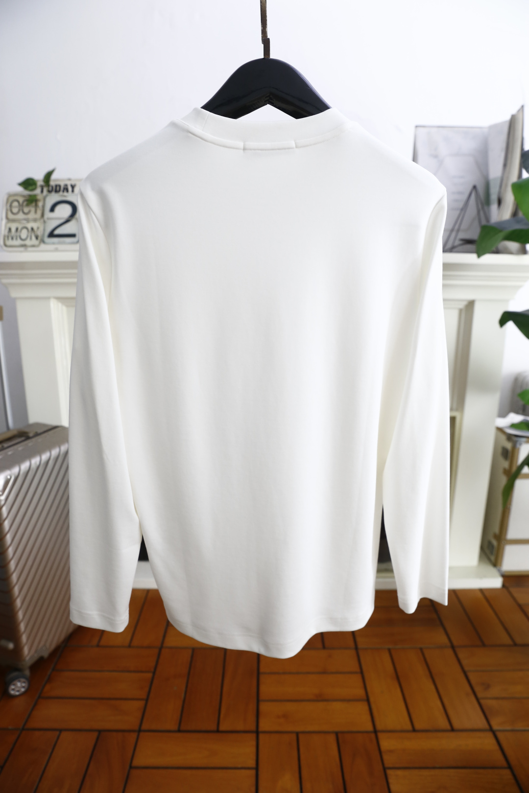 🔥圣罗兰.2025秋季新品！时尚男士长袖打底衫！采用舒适保暖棉面料👍质感平整顺滑，风格偏向简约百搭！胸前