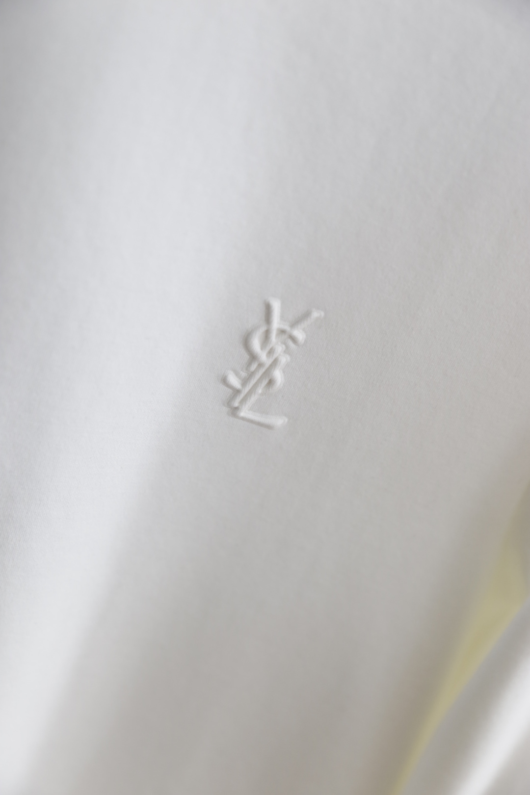 🔥圣罗兰.2025秋季新品！时尚男士长袖打底衫！采用舒适保暖棉面料👍质感平整顺滑，风格偏向简约百搭！胸前