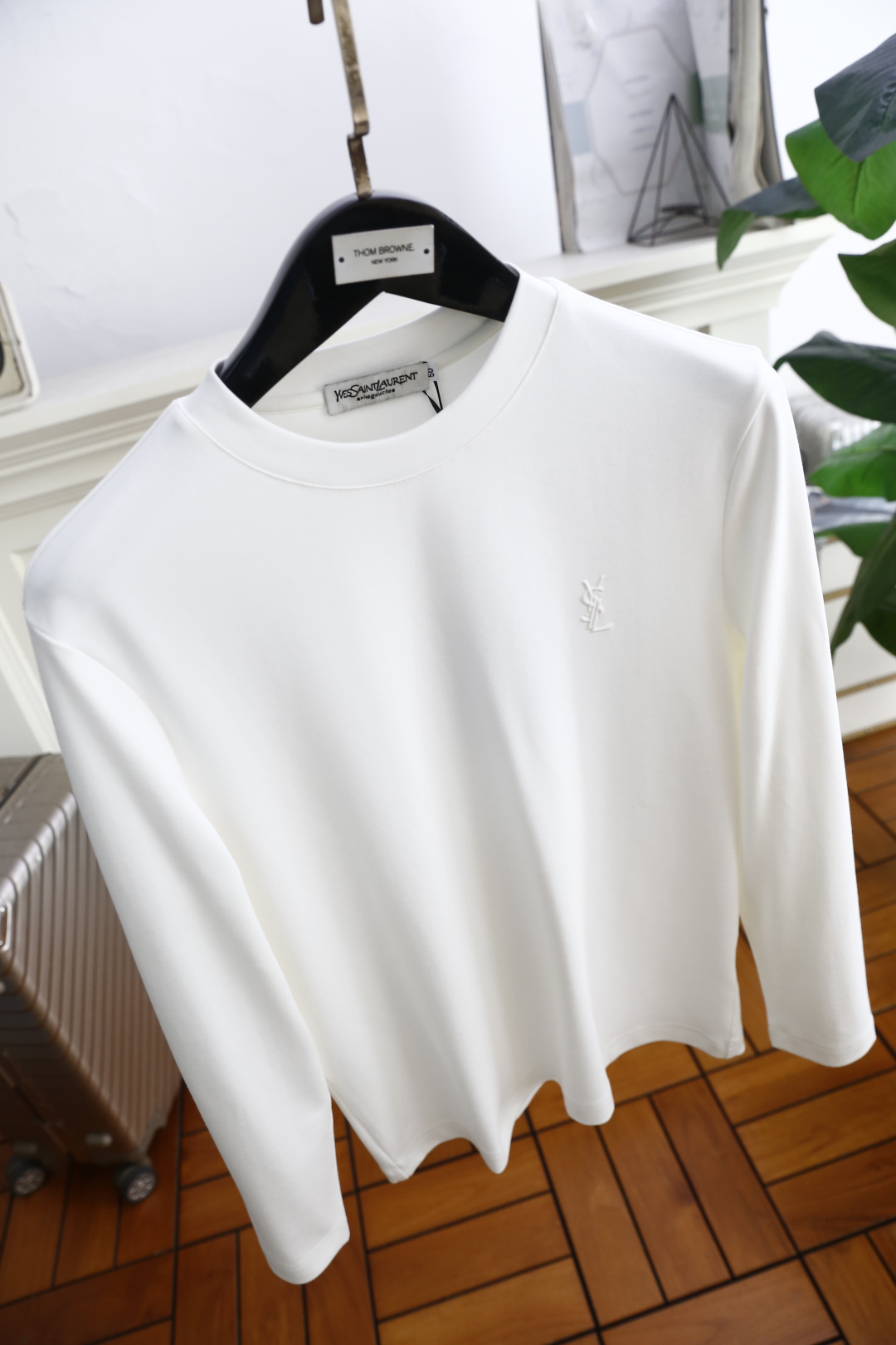 🔥圣罗兰.2025秋季新品！时尚男士长袖打底衫！采用舒适保暖棉面料👍质感平整顺滑，风格偏向简约百搭！胸前