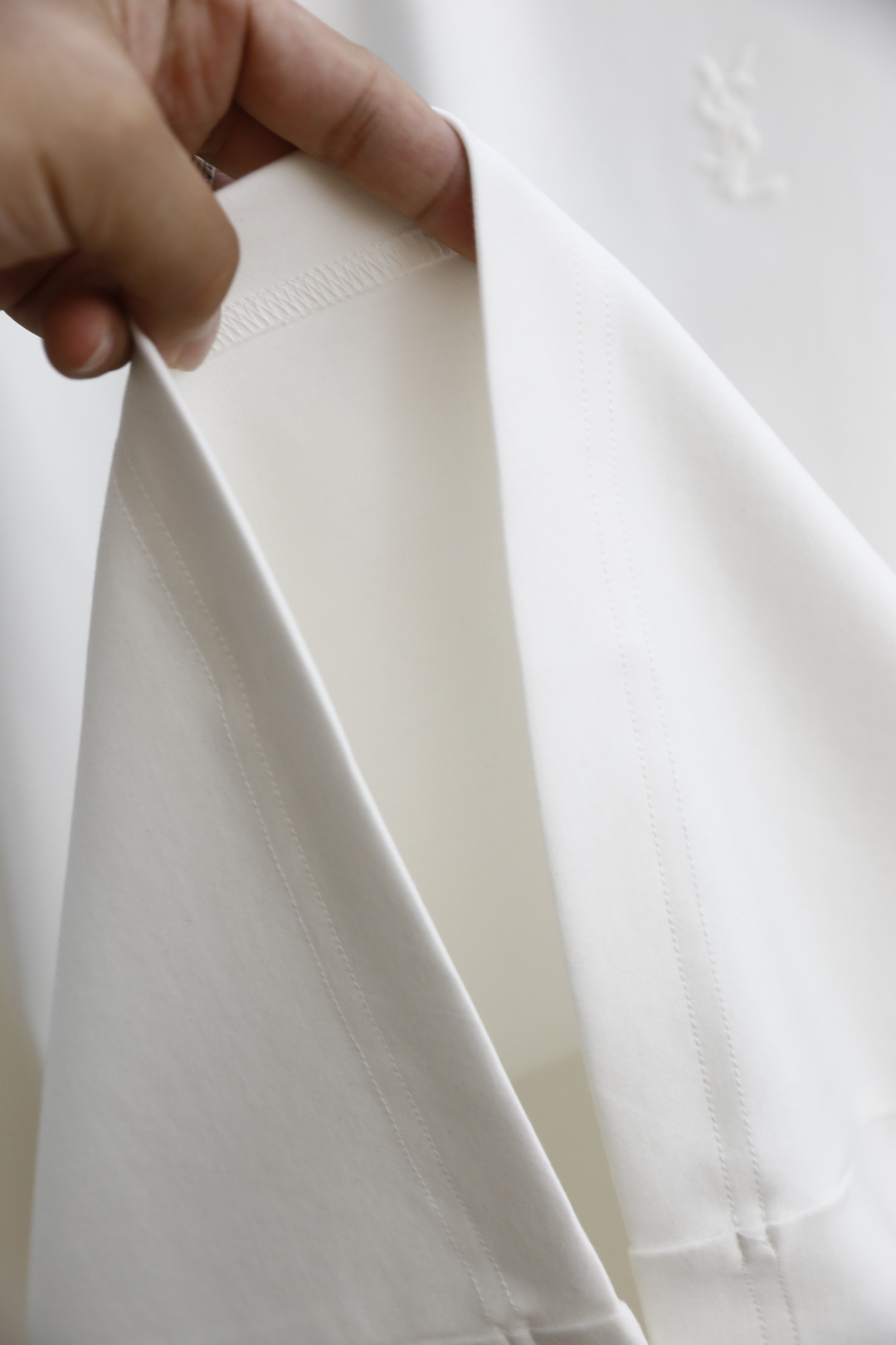 🔥圣罗兰.2025秋季新品！时尚男士长袖打底衫！采用舒适保暖棉面料👍质感平整顺滑，风格偏向简约百搭！胸前