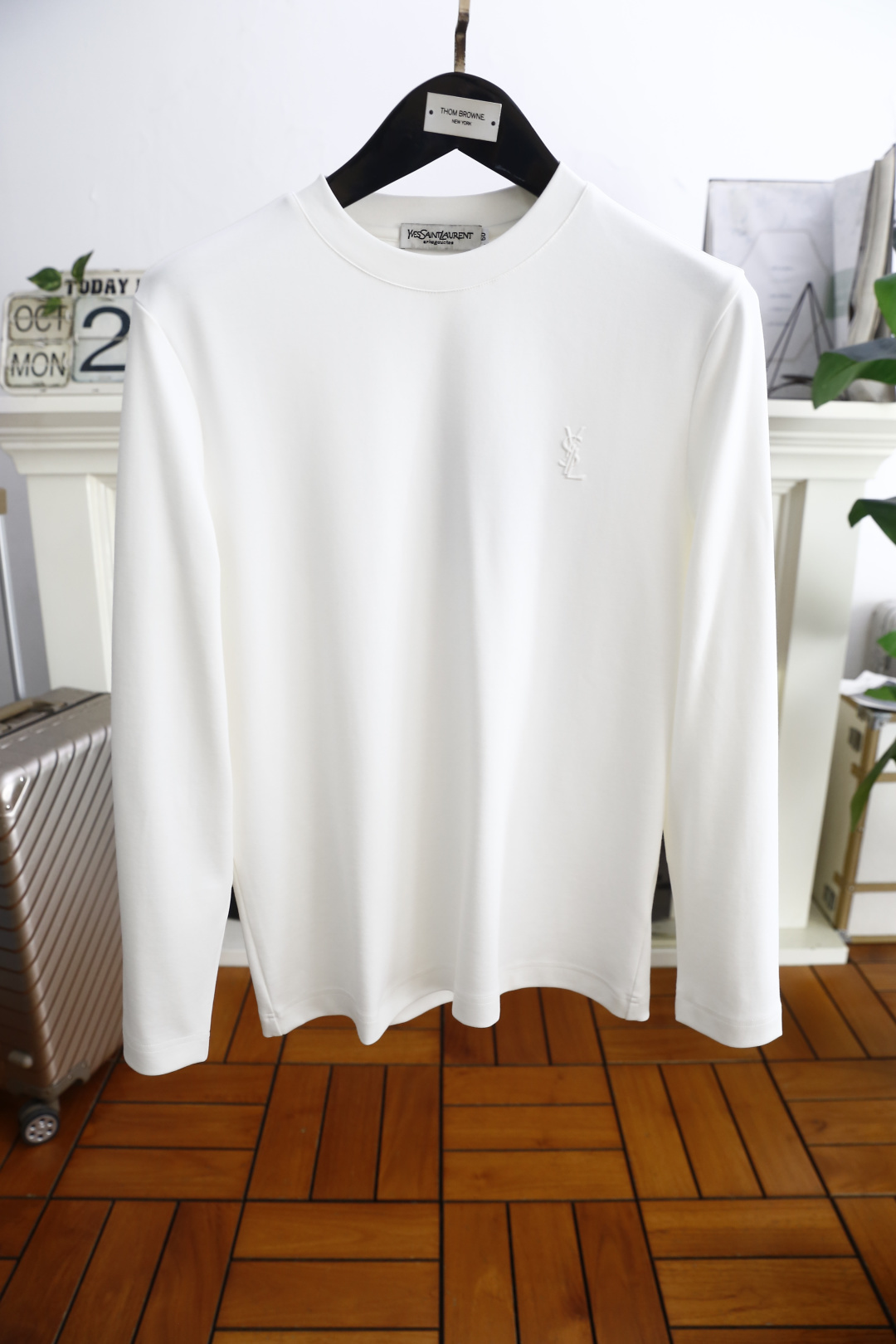 🔥圣罗兰.2025秋季新品！时尚男士长袖打底衫！采用舒适保暖棉面料👍质感平整顺滑，风格偏向简约百搭！胸前