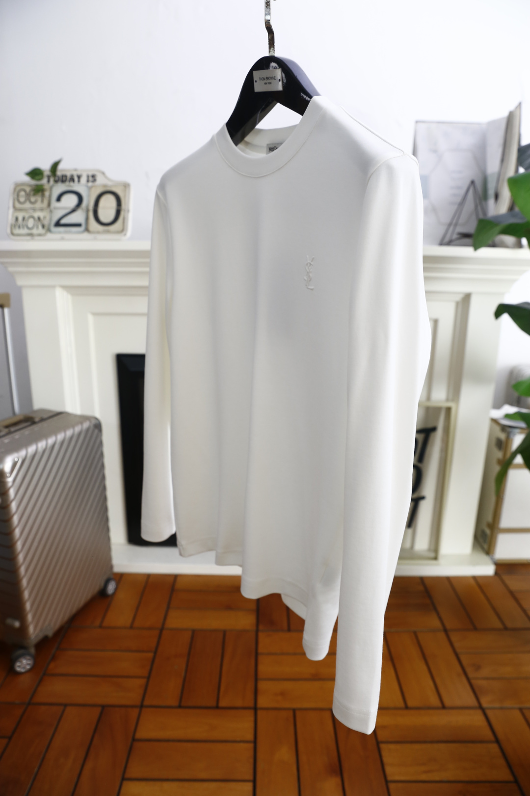 🔥圣罗兰.2025秋季新品！时尚男士长袖打底衫！采用舒适保暖棉面料👍质感平整顺滑，风格偏向简约百搭！胸前