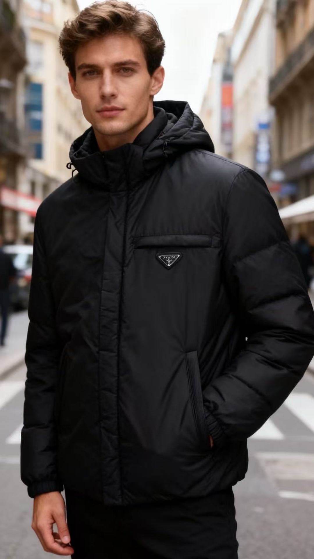 NO:626437,Pr*da/Prada. New style for autumn and winter!  Fashionable men's hooded down jacket, crafted from the brand's iconic recycled nylon fabric!  It not only has excellent waterproof and windproof performance, effectively resisting the harsh weather in autumn and winter, but also implements the concept of sustainable fashion, demonstrating a dressing attitude that is both environmentally friendly and stylish. The overall adopts a classic hooded style, and the hood is equipped with a freely adjustable drawstring design, which can not only tighten the windproof according to needs, but also flexibly switch between outfits  Styling; The front of the garment is opened and closed with a smooth zipper, and the brand's iconic triangular metal logo is embellished on the left chest. It is simple yet highly recognizable, instantly enhancing the high-end quality of the item. The style is a loose regular cut, which is not flattering and allows for freedom of movement. It can easily accommodate various body shapes, and can be worn with sweaters,  Sufficient space is reserved for sweatshirts and other items; the inside of the body is filled with the new national standard 90 white duck down, which has excellent warmth retention and antibacterial properties. It also has an intelligent temperature adjustment function, which can maintain a comfortable feel even in cold weather, making it perfect for autumn and winter wear. Dark colors are classic and versatile  The main color, whether paired with casual pants, jeans, or overalls, can easily create a fashionable, casual, simple and elegant style. It is suitable for daily commuting, outdoor travel, friends gatherings and other occasions. It takes into account practicality and fashion sense, and has become an indispensable high-end item in the autumn and winter wardrobe!  Sizes 48-56, shipped next day!  ,,prada,hoodie,sweatshirts,jeans,sweaters,down jacket,hats,alexander wang19860909Pr*da/普拉达. 秋冬新款！时尚男士连帽羽绒服,甄选品牌标志性的再生尼龙面料匠心打造！既具备出色的防水防风性能,有效抵御秋冬恶劣天气,又践行可持续时尚理念,彰显环保与格调兼具的穿搭态度.整体采用经典连帽款式,帽口配有可自由调节的抽绳设计,既能根据需求收紧防风,又能灵活切换穿搭造型；衣身正面以顺滑拉链实现开合,左胸位置点缀品牌标志性的三角金属徽标,简约中暗藏辨识度,瞬间提升单品高级质感.版型为宽松的常规剪裁,不挑身材且活动自如,能轻松包容各种身形,同时为内搭毛衣、卫衣等单品预留充足空间；衣身内里采用新国标90白鸭绒填充双重加持下兼具卓越的保暖性与抗菌特性,更具备智能温度调节功能,即便在严寒天气也能保持舒适体感,完美适配秋冬季节穿着.深色作为经典且百搭的主色调,无论是搭配休闲裤、牛仔裤,还是工装裤,都能轻松打造出时尚休闲、简约大气的穿搭风格,适配日常通勤、户外出行、好友聚会等多种场合,兼顾实用性与时尚感,成为秋冬衣橱中不可或缺的高端单品！尺码48-56,隔天出货！,,prada,hoodie,sweatshirts,jeans,sweaters,down jacket,hats,alexander wang,Men's clothing