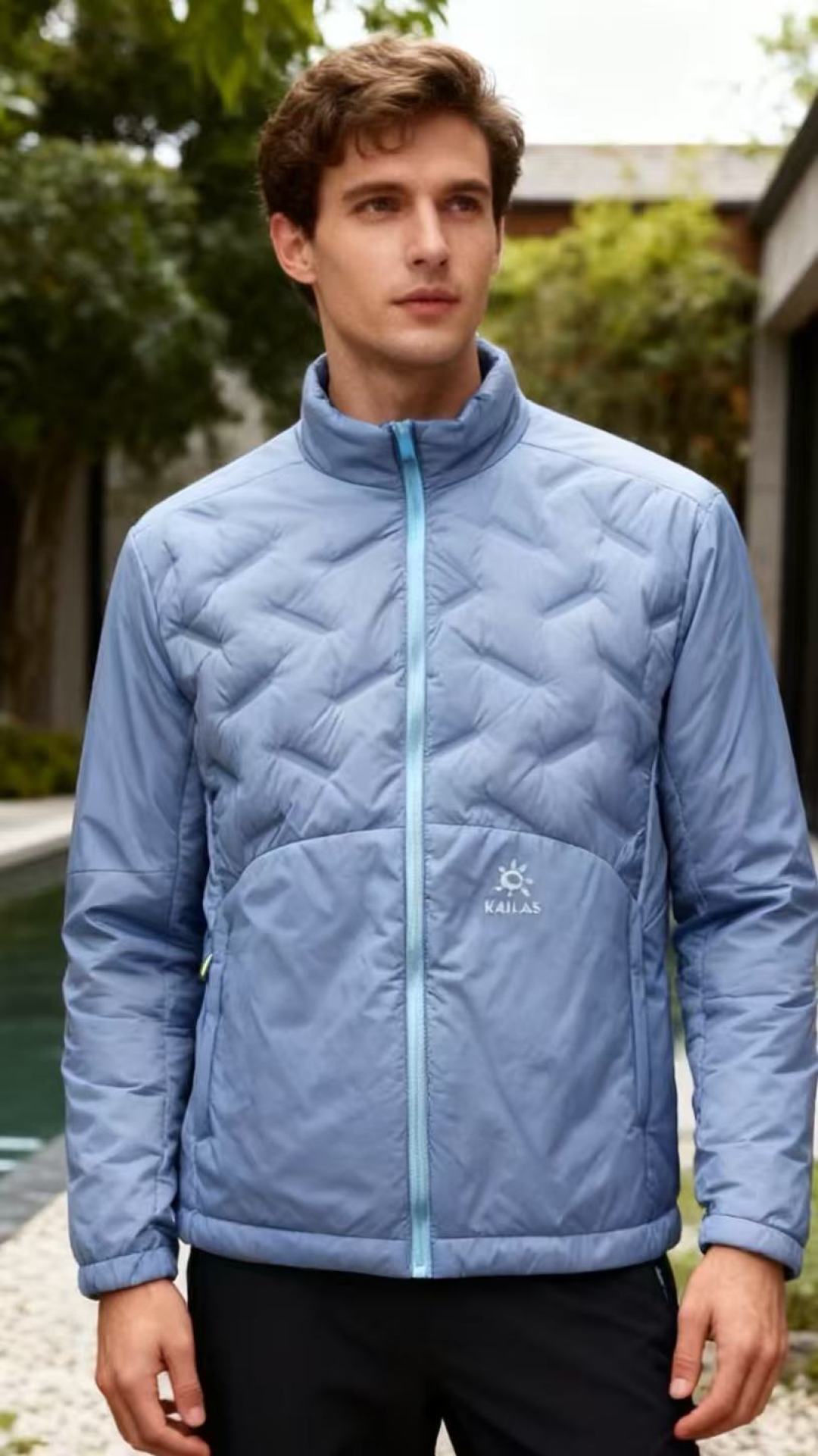 NO:621937,KAILAS.  The new fashionable men's down jacket for autumn and winter adopts a stand-up collar zipper style. The overall design is simple and elegant, suitable for daily commuting and light outdoor activities. Its surface is quilted and filled with high-quality down, which provides lightweight warmth while maintaining a slim fit and avoiding bloat. The outer fabric is water-repellent and can be used in rainy and snowy weather.  Certain protective design details include side pockets for convenient placement of small items; the ribbed edges on the cuffs are both windproof and warm and fit the wrist; the brand logo on the chest adds a simple sense of fashion. It can be worn alone or layered in the middle, and paired with sweatshirts, sweaters and other inner layers to easily create a fashionable and comfortable style!  Sizes M-2XL, shipped next day!  ,,hoodie,sweatshirts,sweaters,down jacket,alexander wang19860909凯乐石/KAILAS. 秋冬新款时尚男士羽绒服,采用立领拉链款式,整体设计简约大气,适合日常通勤与轻户外活动.它的表面是绗缝纹理,填充了高品质的羽绒,在提供轻量保暖的同时保持修身剪裁,避免臃肿.外层面料具备防泼水功能,在雨雪天气下也能提供一定的防护设计细节包括侧边口袋,方便放置小物品；袖口的罗纹收边,既可以防风保暖,又能贴合手腕；胸前的品牌标识,增添了简约的时尚感.它既可以单穿,也可作为中间层叠穿,搭配卫衣、毛衣等内搭,轻松打造出时尚舒适的穿搭风格！尺码M-2XL,隔天出货！,,hoodie,sweatshirts,sweaters,down jacket,alexander wang,Men's clothing