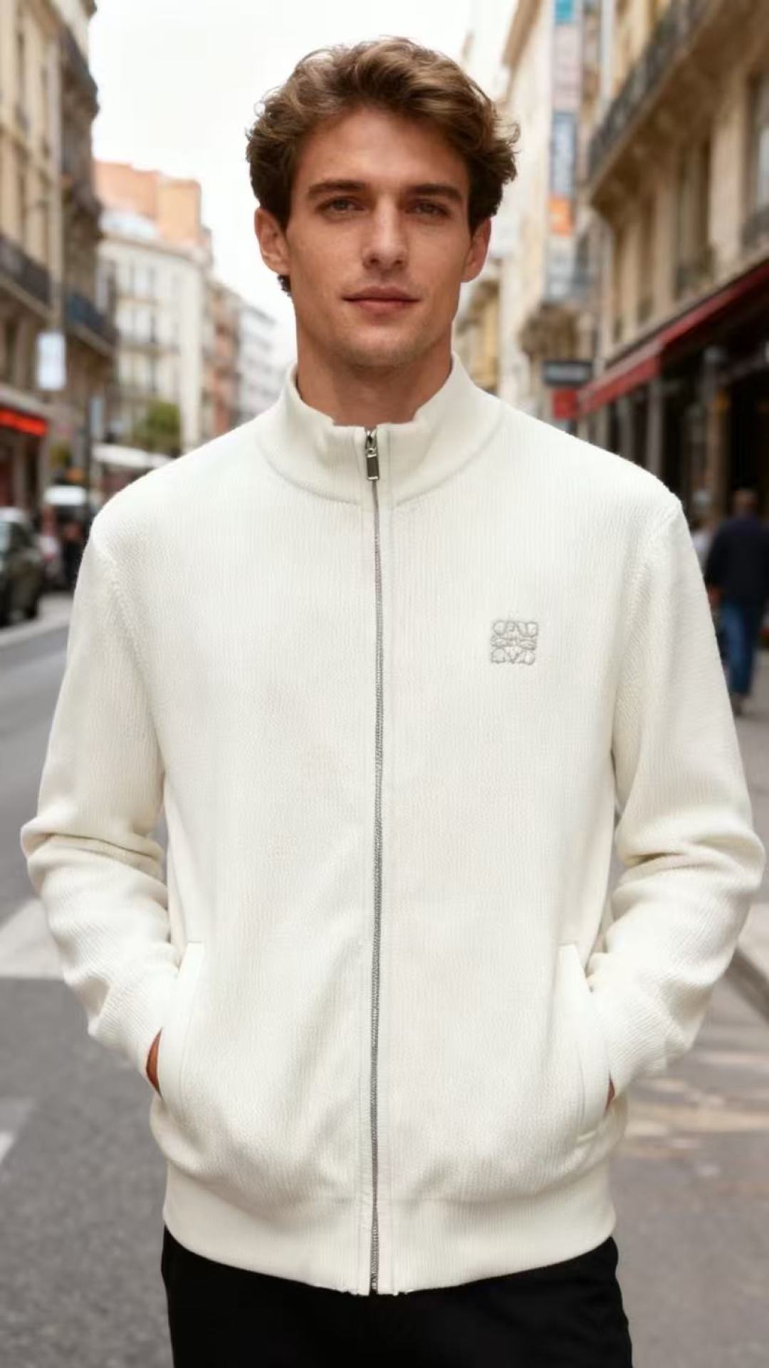 NO:621911,Luo Yiwei.  The new autumn and winter stand collar casual warm jacket is made of knitted blended fabric, which is soft to the skin and has good warmth retention. It is designed with a half-high collar zipper cardigan, the collar is ribbed knitting, and there is a white embroidered logo on the left side of the placket as an embellishment. The overall style is simple and fashionable  Stylish, casual and textured, it has a loose and comfortable fit, with ribbed edges on the hem and cuffs, and pockets on both sides, making it highly practical. This jacket is suitable for daily commuting and can also be used for light sports. It is a warm and fashionable item in autumn and winter!  Sizes 48-56, shipped next day!  ,,loewe,jackets & coats,alexander wang19860909罗意威. 25秋冬新款立领休闲保暖外套采用针织混纺面料,触感柔软亲肤,保暖性良好.半高领拉链开衫设计,领口为罗纹针织,门襟左侧有白色刺绣Logo作为点缀,整体风格简约时尚,兼具休闲与质感它的版型宽松舒适,下摆与袖口均为罗纹收边,两侧配有口袋,实用性强.这款外套既适合日常通勤,也可用于轻运动场合,是秋冬季节兼具保暖与时尚的单品！尺码48-56,隔天出货！,,loewe,jackets & coats,alexander wang,Men's clothing