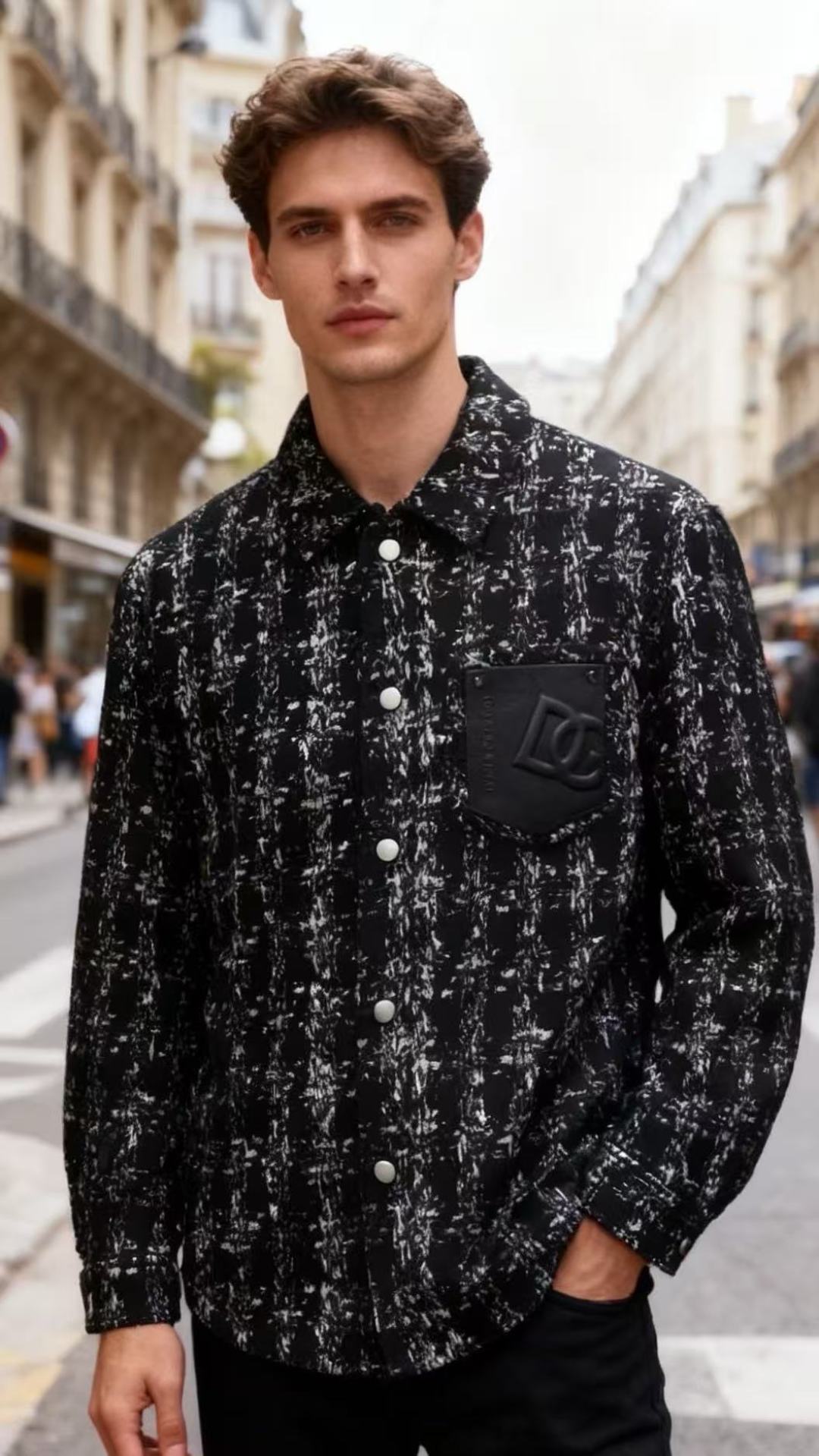 NO:626429,Dolce & Gabbana/Dolce & Gabbana.  The new autumn and winter fashionable men's down jackets are filled with white duck down filling and interwoven with black and white tweed fabric, showing a classic plaid texture, high-end texture and full of retro charm. The lapel design is matched with white buttons, which is simple and elegant; the black leather pocket on the right side is decorated with the brand's iconic 'DG' embossing, which is highly recognizable  It adds luxurious details to the overall look. The overall style combines retro elegance and light luxury fashion. It can be paired with solid-color shirts and suit pants to create a business casual style, or it can be combined with jeans to present a street light luxury feel. It is a fashionable item that combines brand style and versatile wearability. Sizes 48-56, shipped the next day!  ,,Dolce&Gabbana,Dolce&Gabbana,jeans,jackets & coats,shirts,down jacket,business suit,alexander wang19860909Dolce & Gabbana/杜嘉班纳. 秋冬新品时尚男士羽绒服外套内里采用白鸭绒填充搭配黑白交织的粗花呢面料,呈现出经典的格纹肌理,质感高级且富有复古韵味.翻领设计搭配白色纽扣,简约大气；右侧的黑色皮革口袋饰有品牌标志性的“DG”压纹,极具辨识度,为整体造型增添了奢华细节.整体风格融合了复古优雅与轻奢时尚,可搭配纯色衬衫和西装裤打造商务休闲风,也可与牛仔裤组合呈现街头轻奢感,是一件兼具品牌格调与多元穿搭性的时尚单品.尺码48-56,隔天出货！,,Dolce&Gabbana,Dolce&Gabbana,jeans,jackets & coats,shirts,down jacket,business suit,alexander wang,Men's clothing