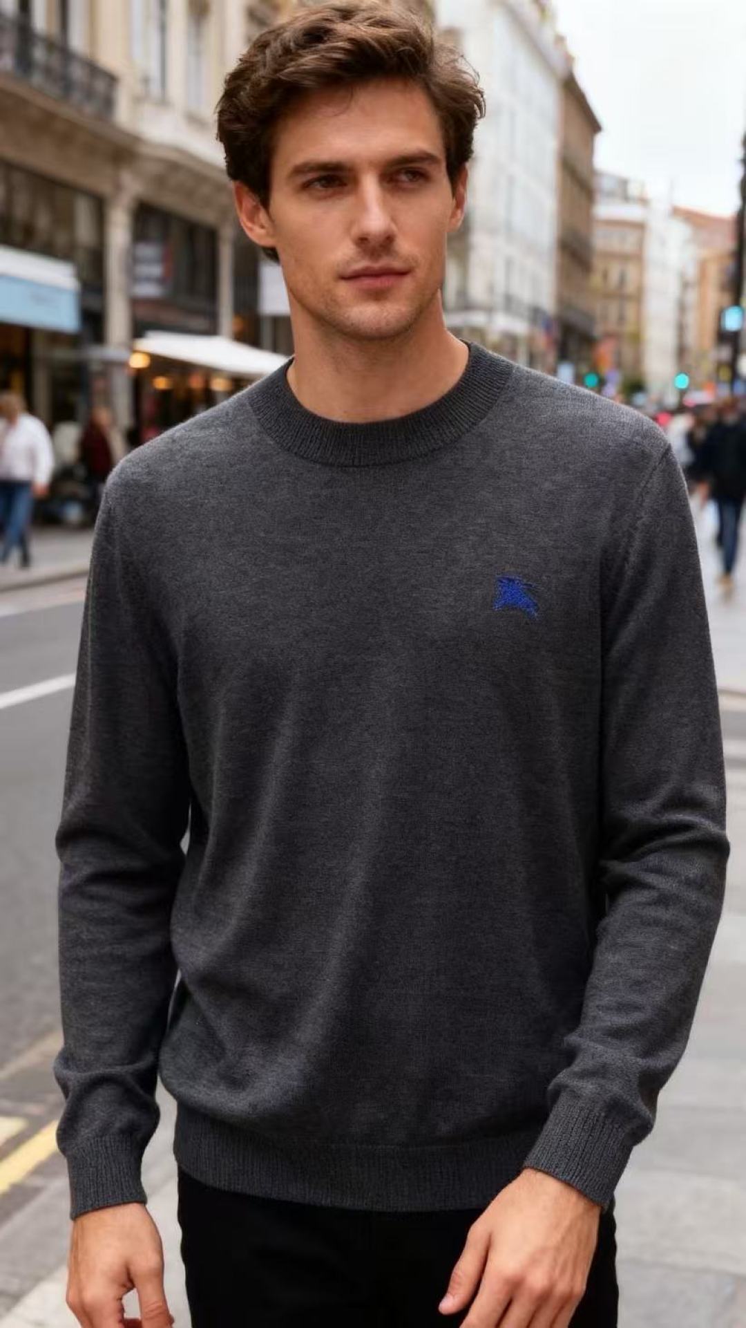 NO:626505,BUR*ERRY/Burberry. 25 new fashionable men's round neck knitted sweater for autumn and winter. It is made of fine knitted blended fabric to create a soft and skin-friendly feeling. The neckline is classic rib design. The brand war horse LOGO on the chest is simple and luxurious. It is suitable for daily leisure and light business in autumn and winter. It can be worn alone or as a layer under a jacket. It is a basic men's item with both texture and practicality!  Sizes 48-56, shipped next day!  ,,burberry,burberry,jackets & coats,sweaters,alexander wang19860909BUR*ERRY/巴宝丽. 25秋冬新款时尚男士圆领针织毛衣,采用细腻针织混纺面料打造柔软亲肤的穿着感,领口为经典罗纹设计,胸前品牌战马LOGO搭配风格简约轻奢,适配秋冬日常休闲、轻商务等多场景,可单穿或作为外套内搭,是兼具质感与实用性的男士基础款单品！尺码48-56,隔天出货！,,burberry,burberry,jackets & coats,sweaters,alexander wang,Men's clothing