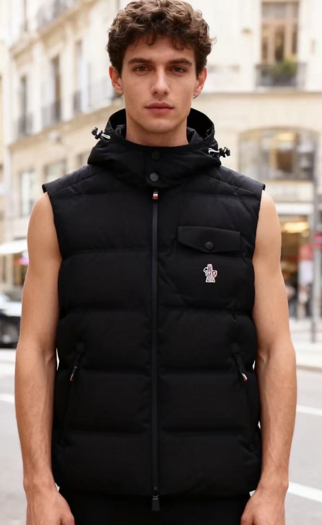 NO:626471,Moncler/Meng Mouth. 25 new autumn and winter styles!  Fashionable men's black all-match down vest. It is quilted and filled with the new national standard 90 white duck down. The hood can be adjusted with a drawstring. The chest is decorated with the brand's iconic white embroidered logo. The body is equipped with a multi-pocket structure. The details are embellished with the brand's classic red, white and blue elements. The overall combination of warmth and simple outdoor fashion sense makes it a practical item for layering in autumn and winter to add layering and warmth!  Sizes 48-56, shipped next day!  ,,Moncler,down jacket,hats,alexander wang19860909Moncler/蒙口. 25秋冬新款！时尚男士黑色百搭羽绒马甲,采用绗缝填充新国标90白鸭绒连帽可通过抽绳调节,胸前饰有品牌标志性的白色刺绣标识,衣身配备多口袋结构,细节处点缀了品牌经典的红白蓝元素,整体兼具保暖性与简约的户外时尚感,是秋冬叠穿增加层次与暖意的实用单品！尺码48-56,隔天出货！,,Moncler,down jacket,hats,alexander wang,Men's clothing
