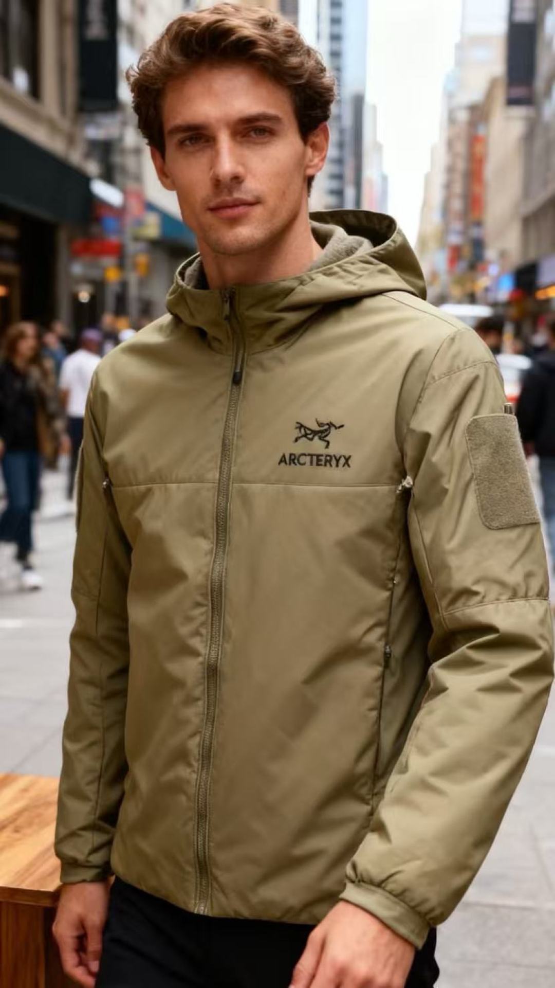 NO:643784,Archaeopteryx/ARC'TERYX.  The new fashionable hooded down jacket for autumn and winter 25 is an outdoor functional style. The main body is made of high-density windproof and water-repellent fabric, which is wear-resistant and tear-resistant and can withstand daily wind and rain. The interior is filled with full down cotton and fixed by quilting technology.  It has excellent warmth retention and no clumping of cotton. The overall design is hooded, and the hood and the body are seamlessly connected. The drawstring can be adjusted for tightness, effectively locking in temperature and preventing wind. The brand's iconic letters and logo are printed on the left chest for easy identification.  Distinctive, there are Velcro patches on both arms, which can be matched with personalized badges, adding functional details and playability; the version is suitable for outdoor tailoring, with clean lines, the splicing design of the shoulders and sleeves is ergonomically designed, and there is no restriction in movement. The cuffs  It has a simple cuff style that fits the wrist and prevents wind from entering. This cotton jacket is suitable for outdoor scenes such as mountain climbing and hiking. It can also be paired with overalls and sweatshirts to create urban and functional daily wear. It is an outdoor item that is both practical and fashionable in autumn and winter!  Sizes S-2XL, shipped next day!  ,arc'teryx,hoodie,sweatshirts,down jacket,hats,alexander wang19860909始祖鸟/ARC'TERYX. 25秋冬新款时尚连帽羽绒棉服,属于户外机能风款式,主体采用高密度防风防泼水面料,耐磨抗撕裂且能抵御日常风雨,内里填充饱满的羽绒棉,经绗缝工艺固定,保暖性优异又不会出现跑棉结块的情况；整体为连帽设计,帽子与衣身无缝衔接,抽绳可调节松紧,有效锁温防风,左胸位置印有品牌标志性的字母与logo,辨识度鲜明,双臂处设有魔术贴贴片,可搭配个性徽章,增添机能细节与可玩性；版型为合身的户外剪裁,线条利落,肩部与袖身的拼接设计贴合人体工学,活动无束缚,袖口为简约收口样式,贴合手腕不进风.这款棉服既适合登山、徒步等户外场景,也能搭配工装裤、卫衣打造城市机能风日常穿搭,是秋冬兼具实用性与时尚感的户外单品！尺码S-2XL,隔天出货！,arc'teryx,hoodie,sweatshirts,down jacket,hats,alexander wang,Men's clothing