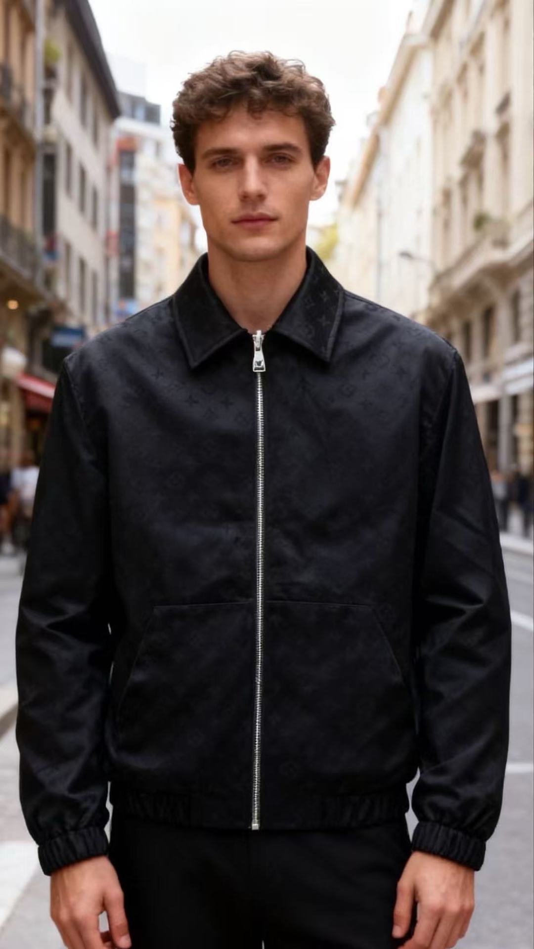 NO:643787,Louis Vuit*/LV. 25 new autumn styles!  Lujia’s classic men’s black spliced ​​lapel cotton jacket!  The double-sided wearable main body is made of black windproof nylon fabric with matte texture, which is stiff and has good wrinkle resistance; the neckline is spliced with a leather lapel with plaid embossing. The leather is fine and shiny, which contrasts with the fabric and enhances the light luxury texture of the item. The jacket is designed with a full zipper opening and closing, and the metal zipper is smooth and durable. The left chest is embellished with a small metal LV logo, which highlights the brand recognition in a low-key manner;  There are buttoned patch pockets on both sides of the hem, which are both practical and decorative. The cuffs are designed with ribbed edges, which fit the wrist and are effective in windproofing. The overall shape is a short H-shaped fit, with clean lines and no drag, which can modify the body shape. It can be worn with shirts and knitted sweaters to create a business commute look, or with sweatshirts and jeans to create a daily casual style. It is a light luxury men's clothing item that has both texture and practicality!  Sizes 48-56, shipped next day!  ,,louis vuitton,louis vuitton,louis vuitton,louis vuitton,hoodie,sweatshirts,jeans,jackets & coats,shirts,alexander wang19860909路易威*/LV. 25秋季新款！驴家经典男士黑色拼接翻领棉服！双面可穿主体采用哑光质感的黑色防风尼龙面料,挺括且具备良好的抗皱性；领口拼接带有格纹压纹的皮质翻领,皮质细腻有光泽,与面料形成材质对比,提升了单品的轻奢质感.夹克为全拉链开合设计,金属拉链顺滑耐用,左胸位置点缀小巧的金属LV标识,低调中彰显品牌辨识度；下摆两侧设有带纽扣的贴袋,兼具实用性与装饰性,袖口为罗纹收边设计,贴合手腕且能有效防风.整体为合身的短款H型版型,线条利落不拖沓,能修饰身形,既可以搭配衬衫、针织衫打造商务通勤造型,也能配卫衣、牛仔裤营造日常休闲风格,是兼具质感与实穿性的轻奢男装单品！尺码48-56,隔天出货！,,louis vuitton,louis vuitton,louis vuitton,louis vuitton,hoodie,sweatshirts,jeans,jackets & coats,shirts,alexander wang,Men's clothing