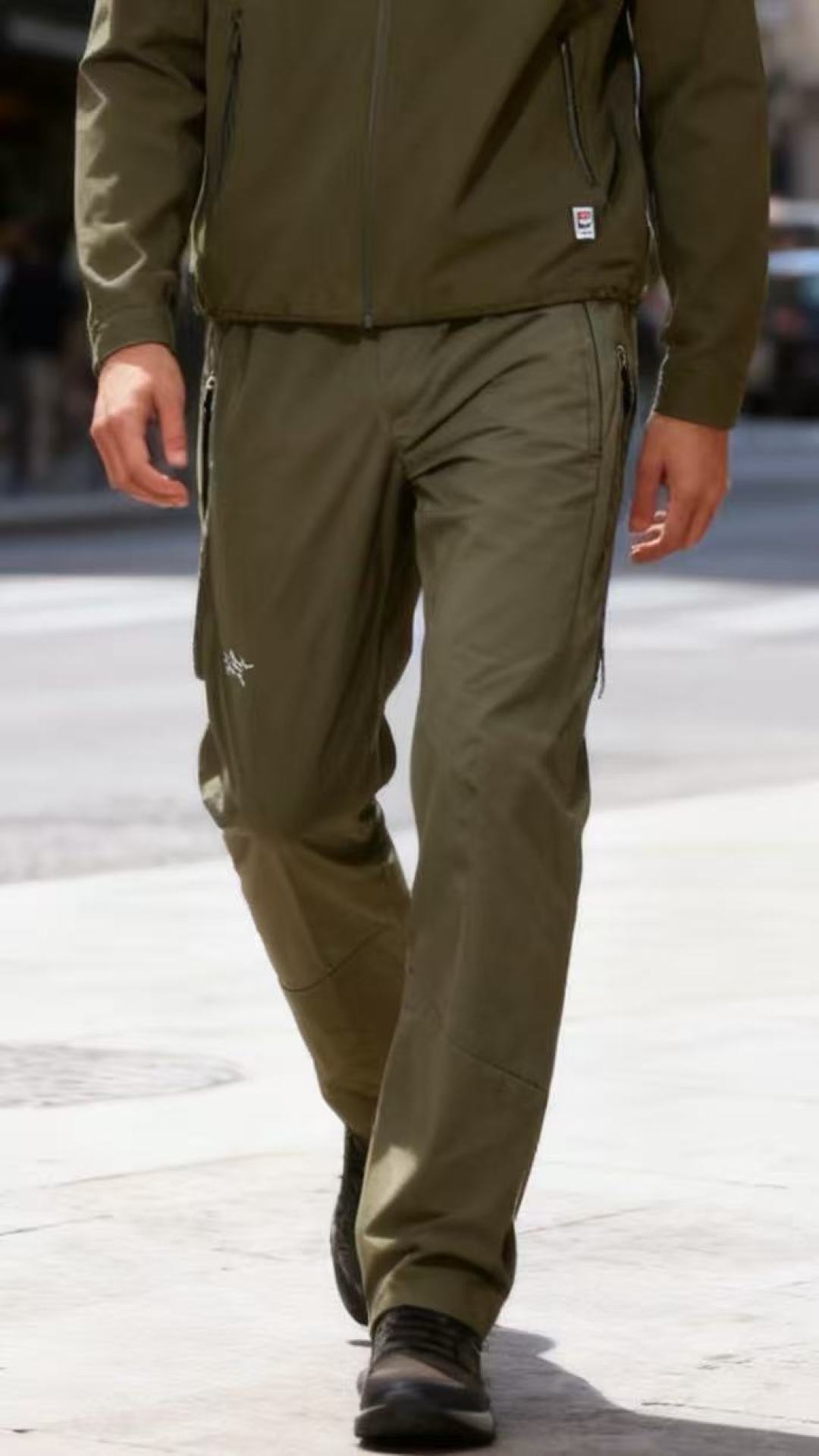 NO:643801,Arc'teryx/ARC'TERYX. 25 new products for autumn!  Fashionable men's hard-shell, trendy and versatile functional work trousers, made of lightweight outdoor wear-resistant fabric, which has both breathability and tear resistance. The fabric texture is crisp and has a moderate drape. The overall body is straight cut, and the trousers adopt a splicing design to enhance the structure. The waistband is a classic button + trouser loop style, and there are zippers on the side.  Chain pockets enhance practicality, and the brand's iconic logo is embellished on the left trouser leg, making it highly recognizable; these pants combine workwear style and outdoor functional attributes. They are suitable for outdoor scenes such as hiking and camping, and can also be paired with jackets and sweatshirts to create urban functional daily wear. It is both practical and fashionable!  Sizes M-2XL, shipped next day!  ,arc'teryx,hoodie,sweatshirts,alexander wang19860909始祖鸟/ARC'TERYX. 25秋季新品！时尚男士硬壳潮流百搭机能工装长裤,采用轻量化的户外耐磨面料,兼具透气与抗撕裂性能,面料质感挺括且带有适度垂坠感；整体为直筒剪裁,裤身采用拼接设计强化结构感,腰头是经典的纽扣+裤袢样式,侧边设有拉链口袋提升实用性,左侧裤腿处点缀品牌标志性的logo,辨识度鲜明；这款裤子融合了工装风格与户外机能属性,既适合徒步、露营等户外场景,也能搭配冲锋衣、卫衣打造城市机能风日常穿搭,实用性与时尚感兼备！尺码M-2XL,隔天出货！,arc'teryx,hoodie,sweatshirts,alexander wang,Men's clothing