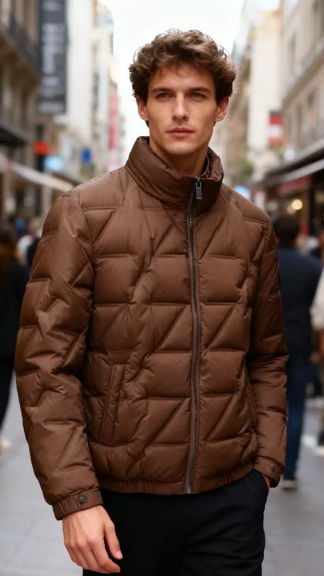 NO:648463,Jenny*/Ze*na.  25 new autumn and winter fashionable men's stand-up collar short down jacket, made of matte water-repellent fabric, the body is made of rhombus quilting technology to create a three-dimensional and full visual effect, the high stand-up collar design is matched with metal zippers to enhance warmth and neatness  The hidden pockets on the side and button details on the cuffs enhance practicality. The overall shape is slim and not bulky. The caramel color has a retro warm atmosphere. It is suitable for both business and casual wear. It is a warm item for creating a textured look in autumn and winter!  Sizes 48-56, shipped next day!  ,,zegna,down jacket,alexander wang19860909杰尼*/Ze*na. 25秋冬新款时尚男士立领短款羽绒服,采用哑光质感的防泼水面料,衣身以菱格纹绗缝工艺打造出立体饱满的视觉效果,高立领设计搭配金属拉链增强保暖性与利落感,侧边隐形口袋与袖口的纽扣细节提升实用性,整体版型修身不臃肿,焦糖色调自带复古暖调氛围,兼具商务休闲的穿搭适配性,是秋冬打造质感造型的保暖单品！尺码48-56,隔天出货！,,zegna,down jacket,alexander wang,Men's clothing