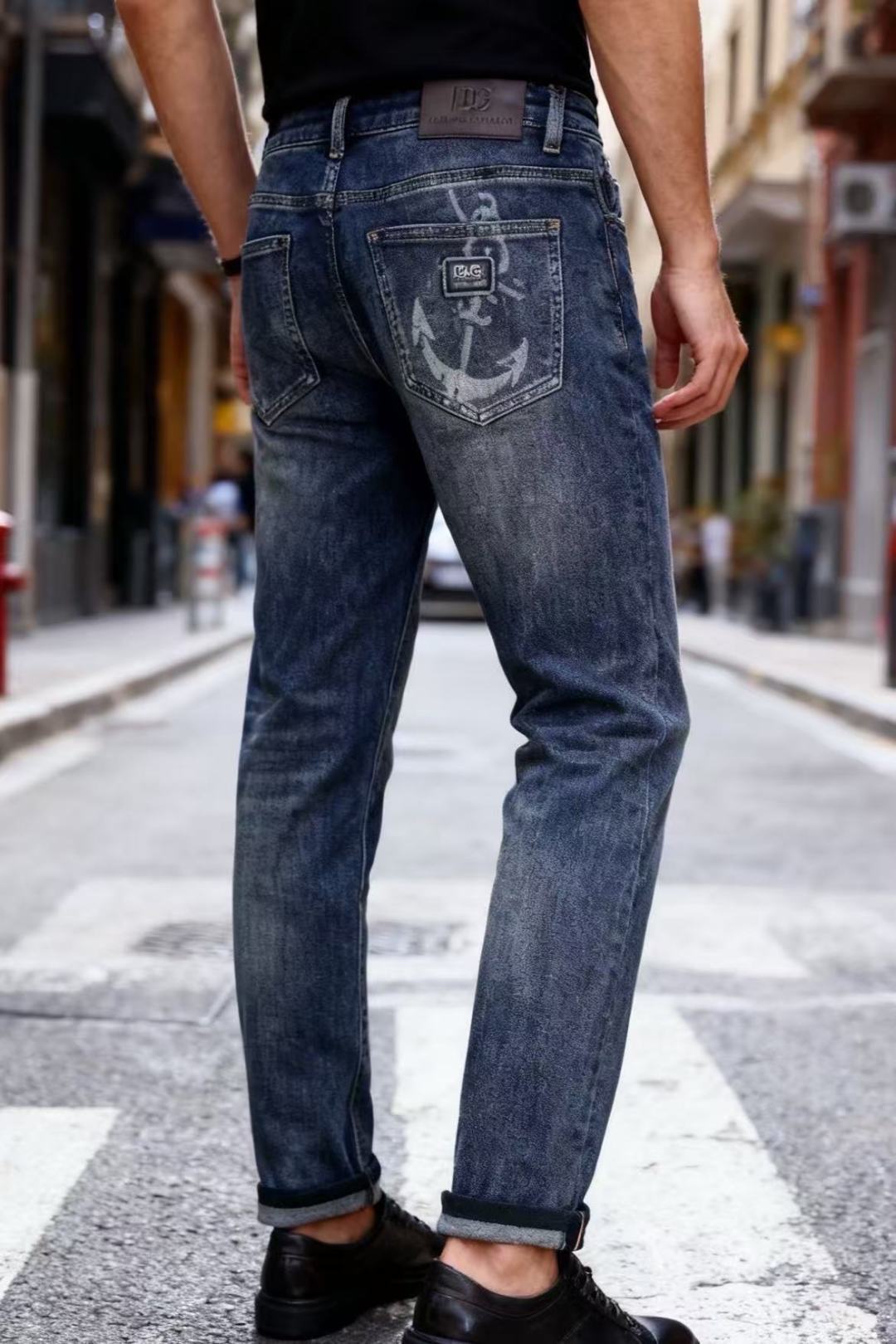 NO:648486,Dolce & Gabbana. Autumn new fashionable men's all-match blue jeans. The jeans are made of blue washed denim fabric with a natural distressed effect. The back pocket is integrated with the brand's iconic pattern, and the brand leather tag on the back waist also highlights the brand identity!  As a luxury brand, Lujia integrates its classic elements into denim items. It not only retains the casual attributes of jeans, but also enhances the luxury and recognition of the items through the detailed design of the brand logo. From the perspective of wearing, it can be matched with the brand's casual shirts, sweaters, etc. to create a look that is both casual and stylish, reflecting the brand's inheritance and innovative application of classic elements in different clothing categories. Sizes 29-38, shipped the next day!  ,,Dolce&Gabbana,louis vuitton,Dolce&Gabbana,louis vuitton,hoodie,sweatshirts,jeans,shirts,alexander wang19860909杜嘉班纳/Dolce & Gabbana. 秋季新品时尚男士百搭蓝色牛仔裤该牛仔裤采用蓝色水洗牛仔面料,具有自然的做旧效果,后口袋一处融入品牌标志性的图案,后腰处的品牌皮牌也彰显了品牌身份！驴家作为奢侈品牌,在牛仔单品中融入其经典元素,既保留了牛仔裤的休闲属性,又通过品牌标识的细节设计提升了单品的奢华感与辨识度.从穿搭角度,它可与品牌的休闲衬衫、卫衣等搭配,打造出兼具休闲与格调的造型,体现了品牌在不同服饰品类中对经典元素的传承与创新应用. 尺码29-38,隔天出货！,,Dolce&Gabbana,louis vuitton,Dolce&Gabbana,louis vuitton,hoodie,sweatshirts,jeans,shirts,alexander wang,Men's clothing
