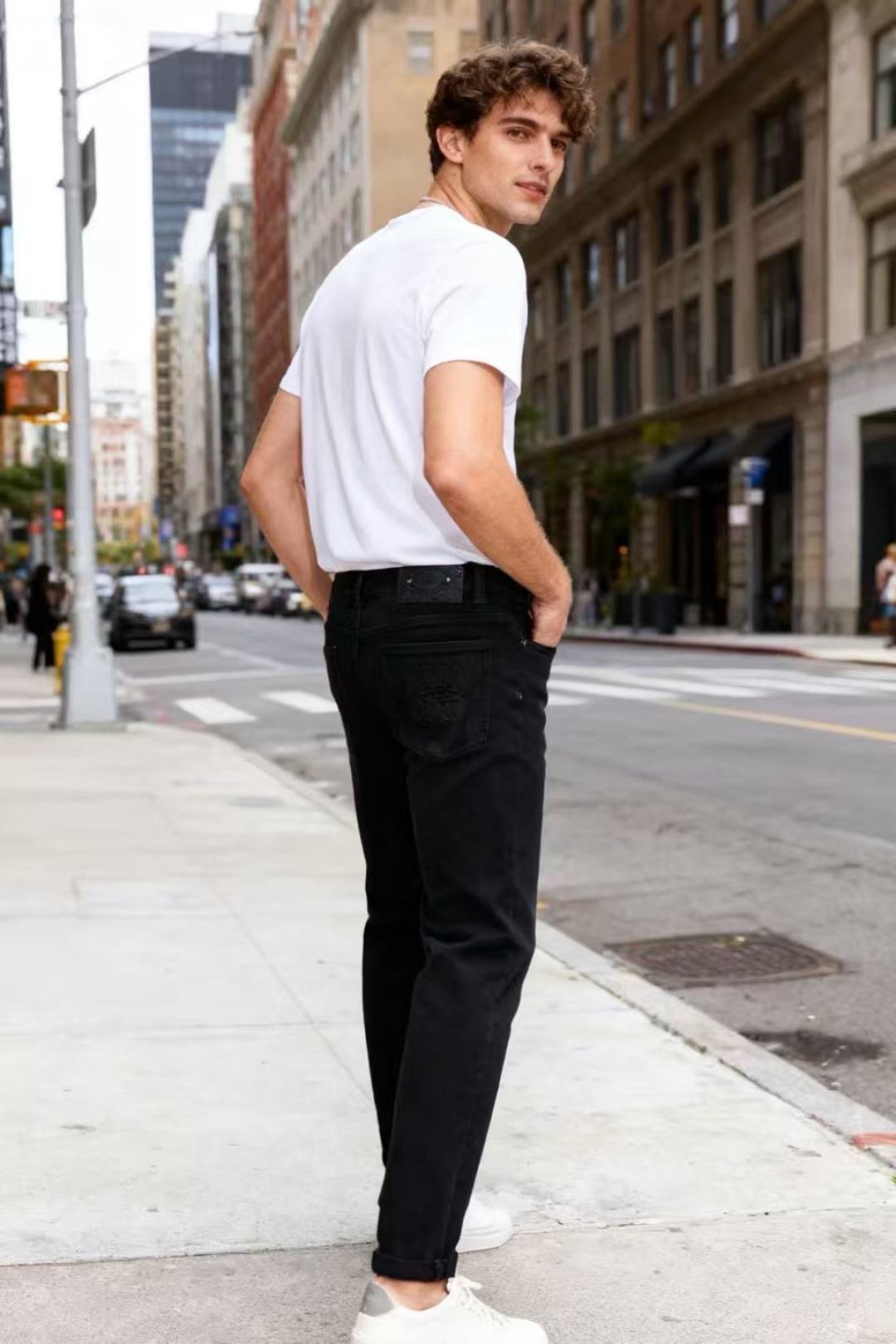 NO:648503,Loewe. 25 new autumn styles!  Stylish black versatile denim casual pants for men!  Luxury brand LOGO design is one of the representative brands in the field of luxury fashion!  Made of black washed denim fabric, the pants are slim-fitting and have a classic five-pocket design. There is the brand's iconic leather label on the back waist to highlight the brand's identity!  Suitable for daily casual wear or creating a fashionable and luxurious style. Pair it with simple tops or items from the same brand to show off your style. Available in sizes 29-38, shipped the next day!  ,,loewe,alexander wang19860909罗意威. 25秋季新款！时尚男士黑色百搭牛仔休闲裤！奢华品牌LOGO设计是奢华时尚领域的代表品牌之一！采用黑色洗水牛仔面料,裤型修身,属于经典五袋款设计后腰处有品牌标志性的皮革标牌,彰显品牌身份！适合日常休闲或打造时尚奢华的穿搭风格,搭配简约上衣或品牌同系列单品均可展现格调. 尺码29-38,隔天出货！,,loewe,alexander wang,Men's clothing