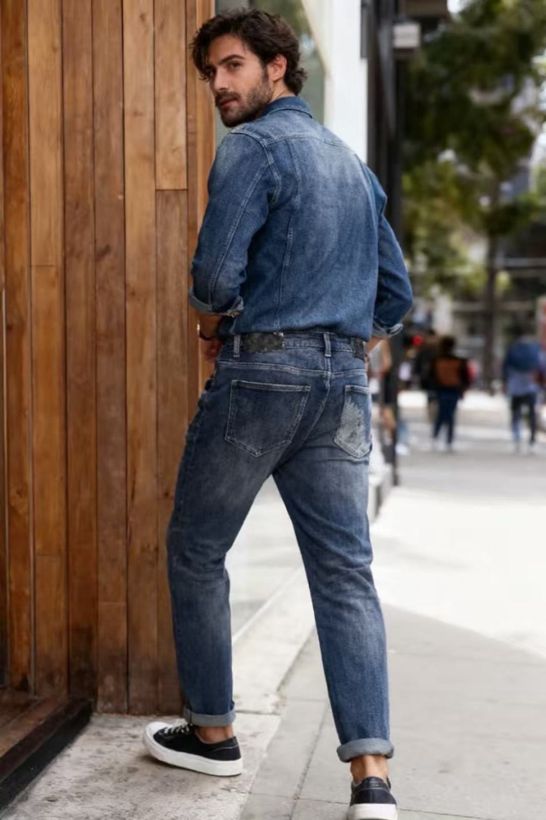 NO:648498,Louis Vui*ton/Louis Vui*. Autumn new fashionable men's all-match blue jeans. The jeans are made of blue washed denim fabric, with a natural distressed effect. The back pocket is integrated with the brand's iconic presbyopia pattern, and the brand leather tag on the back waist also highlights the brand identity!  As a luxury brand, Lujia integrates its classic elements into denim items. It not only retains the casual attributes of jeans, but also enhances the luxury and recognition of the items through the detailed design of the brand logo. From the perspective of wearing, it can be matched with the brand's casual shirts, sweaters, etc. to create a look that is both casual and stylish, reflecting the brand's inheritance and innovative application of classic elements in different clothing categories. Sizes 29-38, shipped the next day!  ,,louis vuitton,louis vuitton,louis vuitton,louis vuitton,hoodie,sweatshirts,jeans,shirts,alexander wang19860909Louis Vui*ton/路易威*. 秋季新品时尚男士百搭蓝色牛仔裤该牛仔裤采用蓝色水洗牛仔面料,具有自然的做旧效果,后口袋一处融入品牌标志性的老花图案,后腰处的品牌皮牌也彰显了品牌身份！驴家作为奢侈品牌,在牛仔单品中融入其经典元素,既保留了牛仔裤的休闲属性,又通过品牌标识的细节设计提升了单品的奢华感与辨识度.从穿搭角度,它可与品牌的休闲衬衫、卫衣等搭配,打造出兼具休闲与格调的造型,体现了品牌在不同服饰品类中对经典元素的传承与创新应用. 尺码29-38,隔天出货！,,louis vuitton,louis vuitton,louis vuitton,louis vuitton,hoodie,sweatshirts,jeans,shirts,alexander wang,Men's clothing