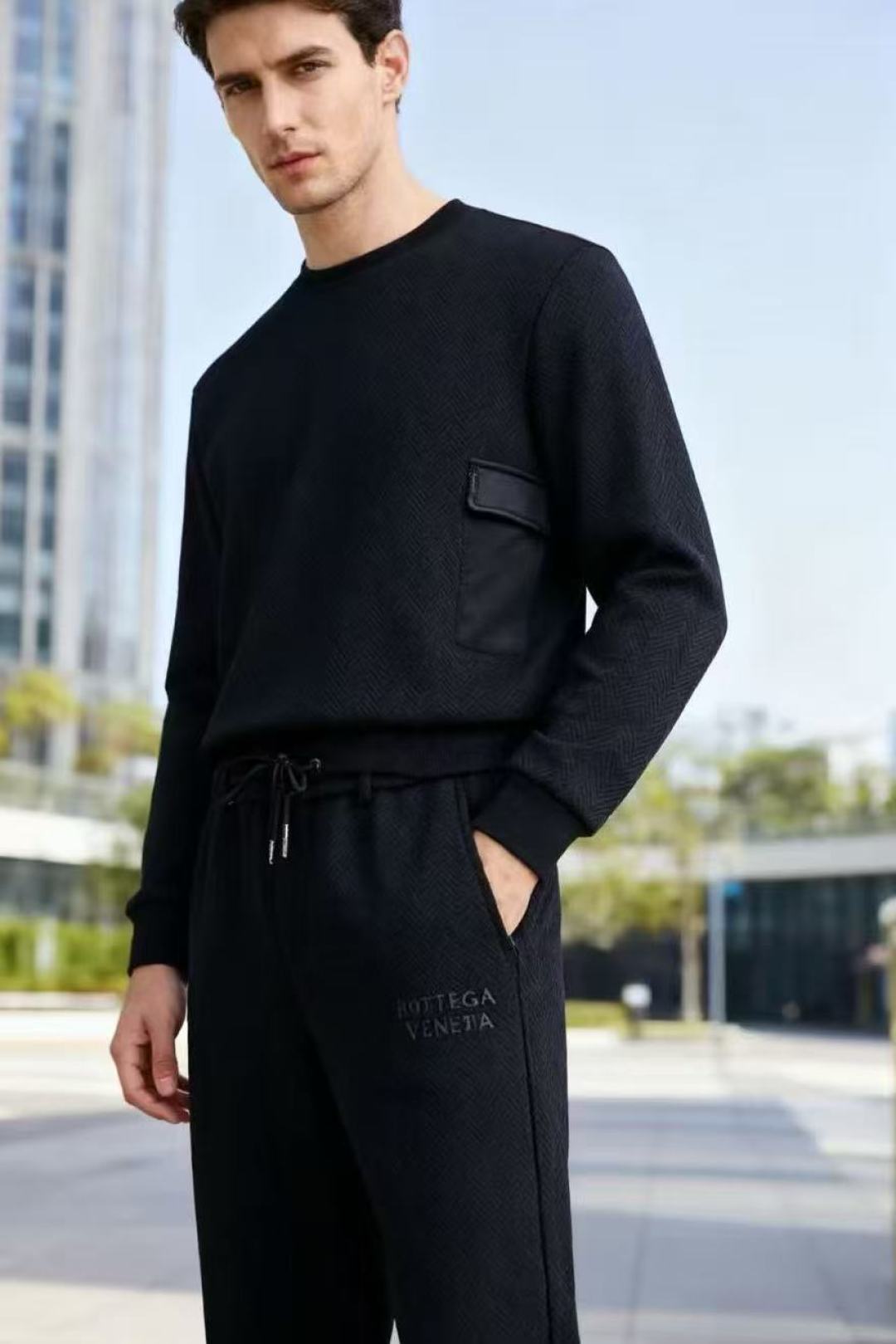 NO:656216,Bottega Veneta/BV. 2025 new autumn fashion men’s casual pants!  Made of imported comfortable and warm fabrics, luxurious and classic brand letter LOGO design, the upper body is casual and comfortable!  The elastic waist cinch makes it a casual match without any sense of restraint!  The same product from overseas European counters, the upper body is fashionable and sporty, very low-key without losing the luxurious taste!  The stitching is meticulous and strong!  Perfect three-dimensional tailoring, highly recommended to purchase!  Counter sizes 30-38, 35 available!  Ships next day!  ,,bottega veneta,bottega veneta,alexander wang19860909葆蝶家/BV. 2025秋季时尚新品男士休闲裤！采用进口舒适保暖面料,奢华经典品牌字母LOGO设计 上身随意舒服！松紧腰收口休闲搭配无束缚感！海外欧洲专柜同品,上身时尚运动显时尚,很低调且不失奢华品味！车工缝线细致而强悍！完美立体剪裁,强烈推荐购入货色！专柜尺码30-38,有35！隔天出货！,,bottega veneta,bottega veneta,alexander wang,Men's clothing