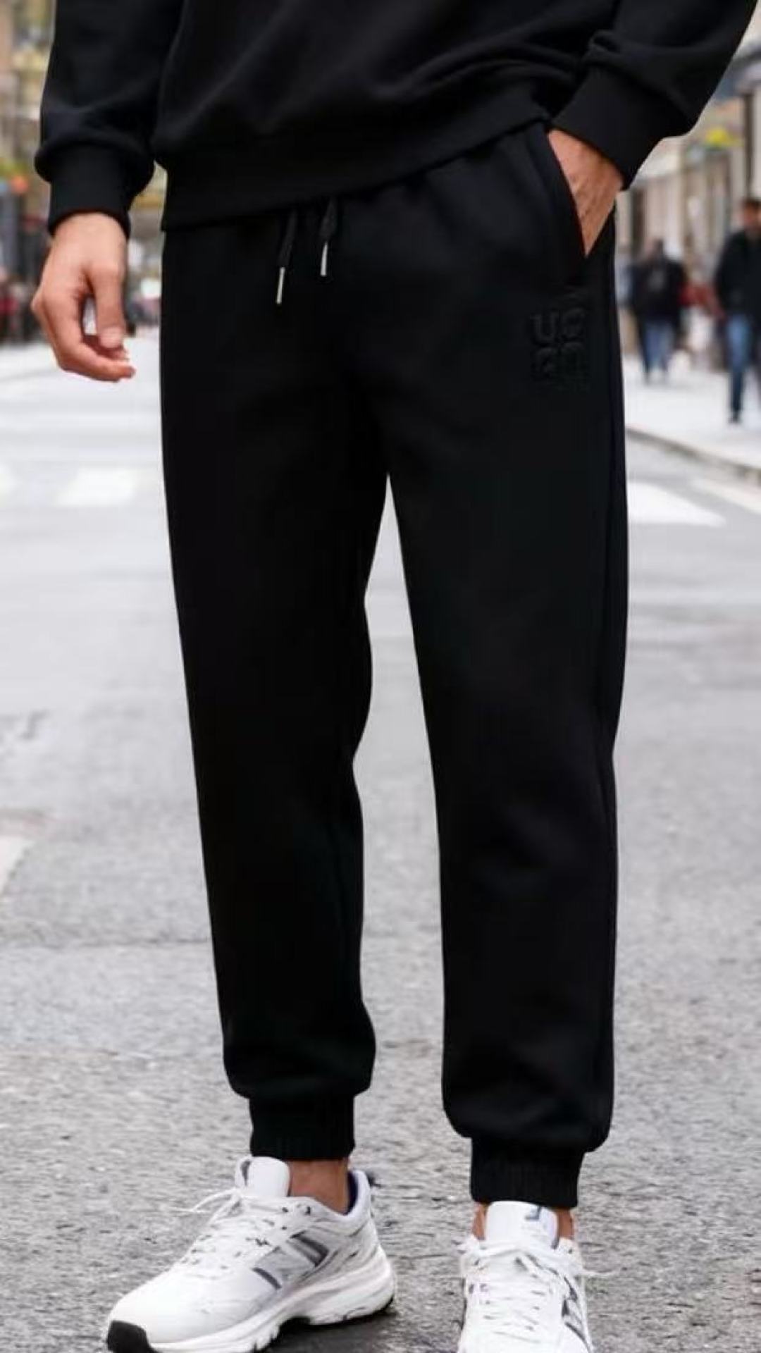 NO:656128,Luo Yiwei.  2025 new autumn and winter fashionable men's black leggings sweatpants are made of high-weight skin-friendly fabrics, which are soft to the touch and stiff and not easy to deform; the waist is designed with a wide-brimmed elastic waist with drawstring adjustment, which can adapt to different waist sizes and improve wearing comfort; there are invisible slant pockets on both sides to meet daily storage needs, right  The side crotch is decorated with a low-key embossed brand logo, which is simple and recognizable; the trousers are a classic leg-tie style with neat and slim leg cuffs, and the overall style is loose and non-sloppy. It can be easily matched whether it is daily casual wear or sports travel. It is a very wearable basic item in men's wardrobe!  Sizes 30-36, shipped the next day!  ,,loewe,alexander wang19860909罗意威. 2025秋冬新款时尚男士黑色束脚卫裤采用高克重亲肤面料打造,触感柔软且挺括不易变形；腰部设计为宽边松紧腰搭配抽绳调节,能适配不同腰围,提升穿着舒适度；两侧设有隐形斜插口袋,满足日常置物需求,右侧胯部位置饰有低调的压印品牌标识,简约又具辨识度；裤型为经典束脚款,裤脚收口设计利落显瘦,整体版型宽松不拖沓,无论是日常休闲穿搭还是运动出行,都能轻松搭配,是男士衣橱中实穿性极强的基础款单品！尺码30-36,隔天出货！,,loewe,alexander wang,Men's clothing