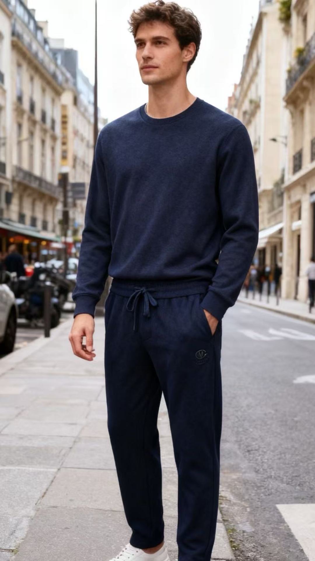 NO:656125,Valentino. New products for autumn and winter 25!  Fashionable men's casual pants are made of textured waffle fabric. The lining is lined with comfortable and warm texture, which is three-dimensional and soft to the touch. It is breathable and stiff. The waist is designed with wide elastic and drawstring adjustment, which can easily adapt to different waist sizes and improve wearing comfort. Luxurious  The Chinese brand LOGO is matched with low-key details to highlight the texture; the tailoring is neat and not procrastinating, and the trousers hang naturally to modify the shape of the legs. Whether paired with casual shoes or leather shoes, it can create a look suitable for both business and leisure. It is a versatile item for men's daily commuting and leisure travel!  Sizes 30-36, shipped the next day!  ,,valentino,alexander wang19860909华伦天奴. 25秋冬新品！时尚男士休闲裤采用质感华夫格面料制作,内里添加里绒舒适保暖纹理立体且触感柔软,兼具透气性与挺括度；腰部为宽边松紧设计搭配抽绳调节,轻松适配不同腰围,提升穿着舒适度；奢华品牌LOGO搭配低调中彰显细节质感；剪裁利落不拖沓,裤脚自然垂坠修饰腿型,无论是搭配休闲鞋还是皮鞋,都能打造出商务休闲皆宜的造型,是男士日常通勤与休闲出行的百搭单品！尺码30-36,隔天出货！,,valentino,alexander wang,Men's clothing