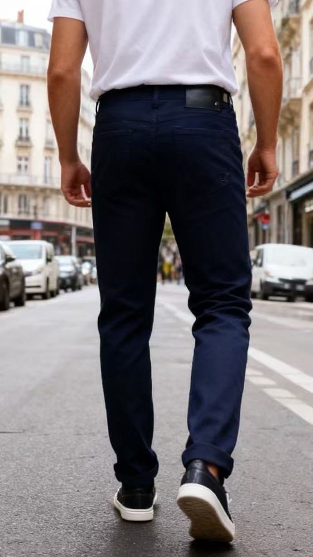 NO:656121,Valentino. New products for autumn and winter 25!  Fashionable men's casual pants are made of high-elastic cotton blended fabric, which is soft to the touch, anti-wrinkle and wear-resistant. The fabric has a delicate luster to enhance its texture. It is equipped with a leather brand label on the back waist, highlighting the quality in every detail. The design of double patch pockets on the back is classic and practical, and the edge of the right pocket is decorated with a small embossed logo for added added value.  Design sense; the trousers are slim fit and fit the leg lines without being tight. The trousers can be rolled naturally to expose the ankles and have a good effect on modifying the shape of the legs. Whether paired with casual leather shoes or sports shoes, they can be easily used in various scenarios such as business and leisure, daily travel, etc. It is a versatile and practical item in men's wardrobe!  Sizes 28-38, 35 available!  Ships next day!  ,,valentino,sneakers,alexander wang19860909华伦天奴. 25秋冬新品！时尚男士休闲裤采用高弹棉质混纺面料打造,触感柔软且抗皱耐磨,面料自带细腻光泽感提升质感；后腰处配有皮质品牌标牌,细节处彰显品质,背部双贴袋设计经典实用,右侧口袋边缘饰有小巧的压印标识增添设计感；裤型为修身小脚剪裁贴合腿部线条却不紧绷,裤脚可自然卷边露出脚踝,修饰腿型效果佳,无论是搭配休闲皮鞋还是运动鞋,都能轻松驾驭商务休闲、日常出行等多种场景,是男士衣橱里的百搭实用款！尺码28-38,有35！隔天出货！,,valentino,sneakers,alexander wang,Men's clothing