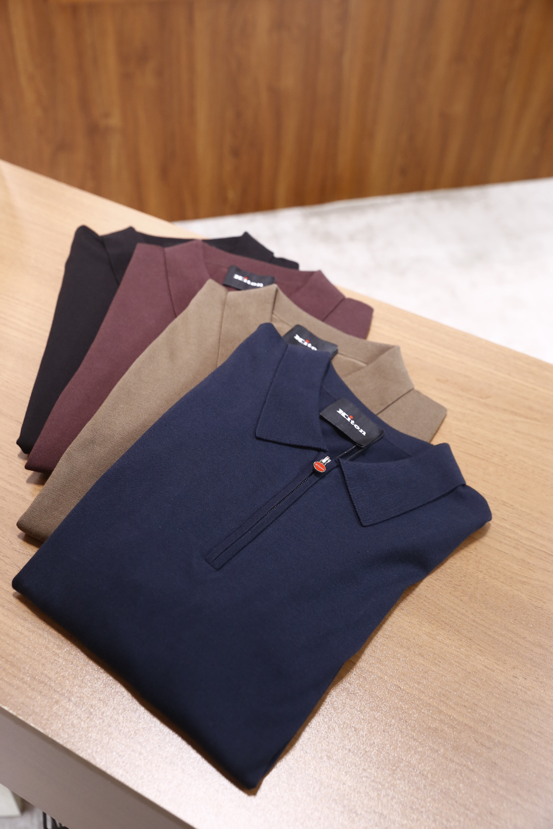 🔥Kiton.25秋季新款！时尚男士长袖针织Polo衫，整体采用细腻的针织面料打造，质感柔软且垂坠感良好