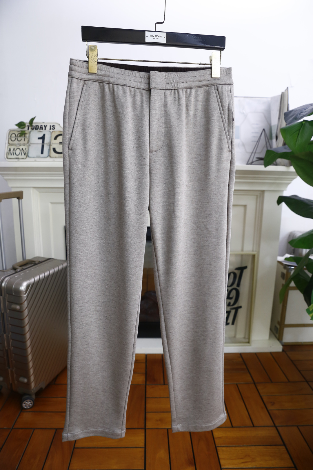 🔥布鲁提.25秋季时尚新品男士休闲裤🆕采用顶级天丝羊毛面料，经典品牌元素设计 上身随意舒服！松紧腰搭配无