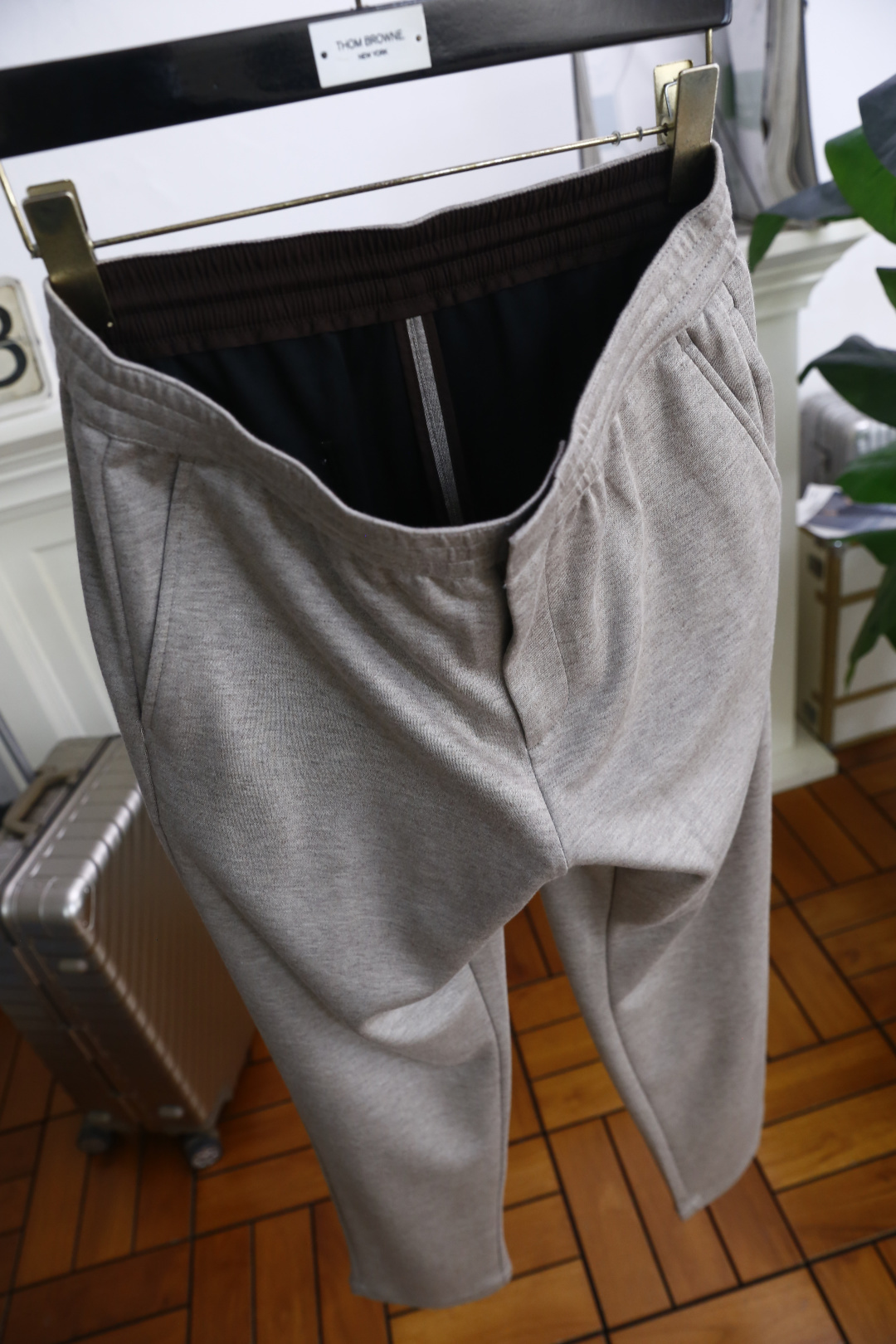 🔥布鲁提.25秋季时尚新品男士休闲裤🆕采用顶级天丝羊毛面料，经典品牌元素设计 上身随意舒服！松紧腰搭配无