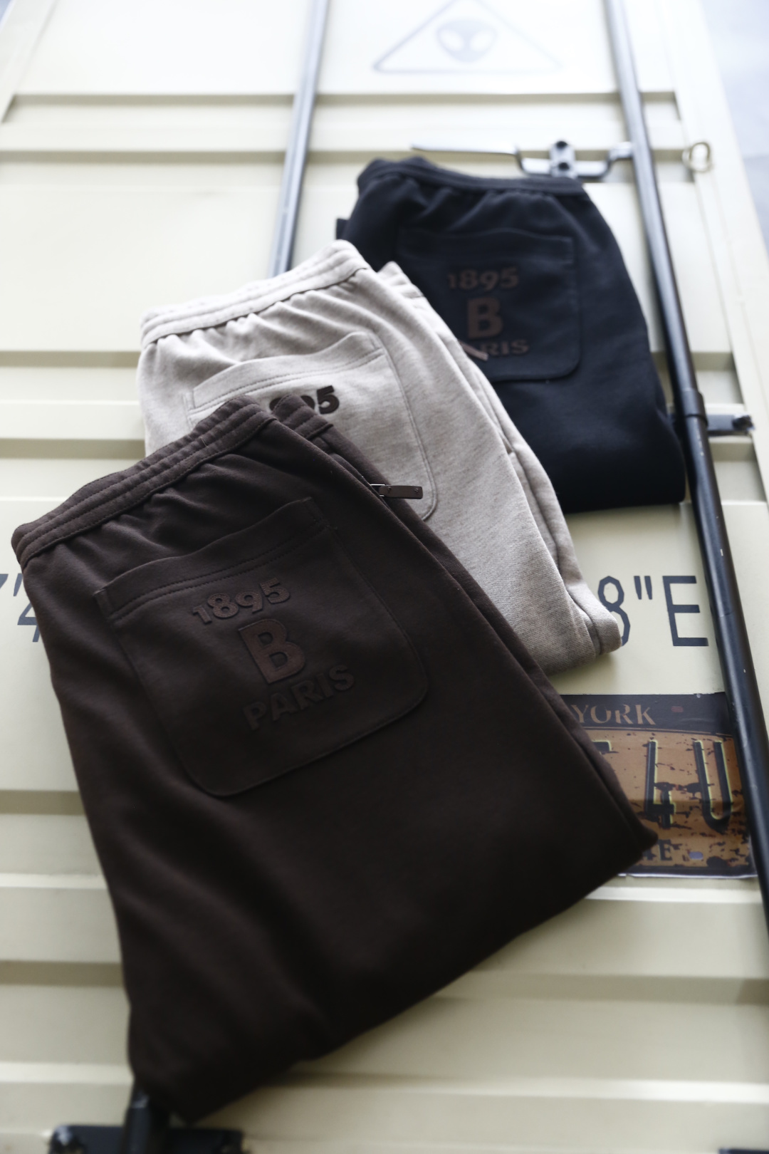 🔥布鲁提.25秋季时尚新品男士休闲裤🆕采用顶级天丝羊毛面料，经典品牌元素设计 上身随意舒服！松紧腰搭配无