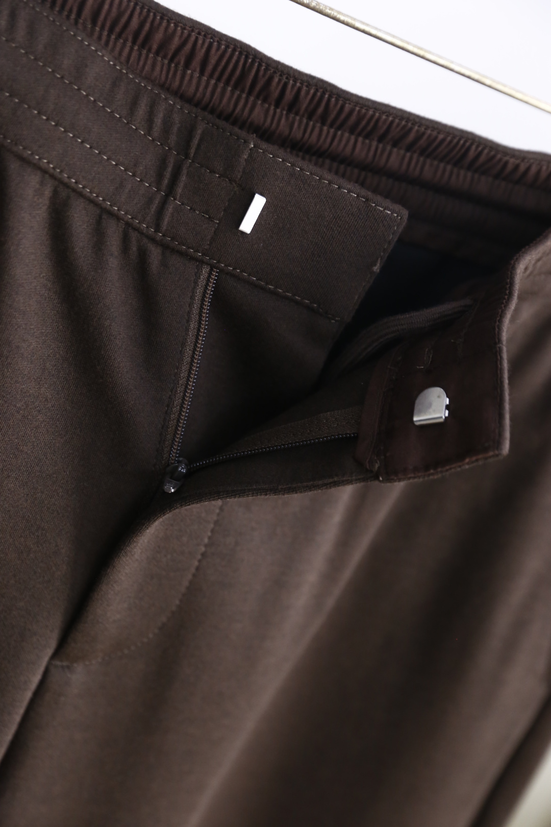 🔥布鲁提.25秋季时尚新品男士休闲裤🆕采用顶级天丝羊毛面料，经典品牌元素设计 上身随意舒服！松紧腰搭配无