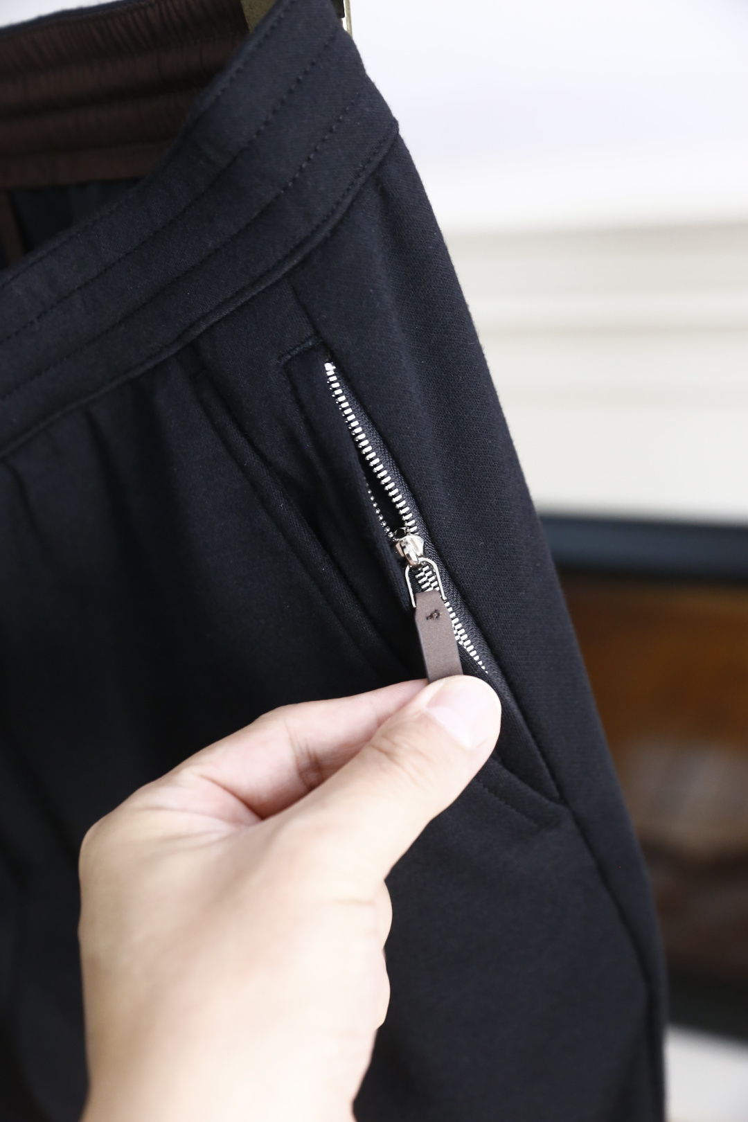 🔥布鲁提.25秋季时尚新品男士休闲裤🆕采用顶级天丝羊毛面料，经典品牌元素设计 上身随意舒服！松紧腰搭配无