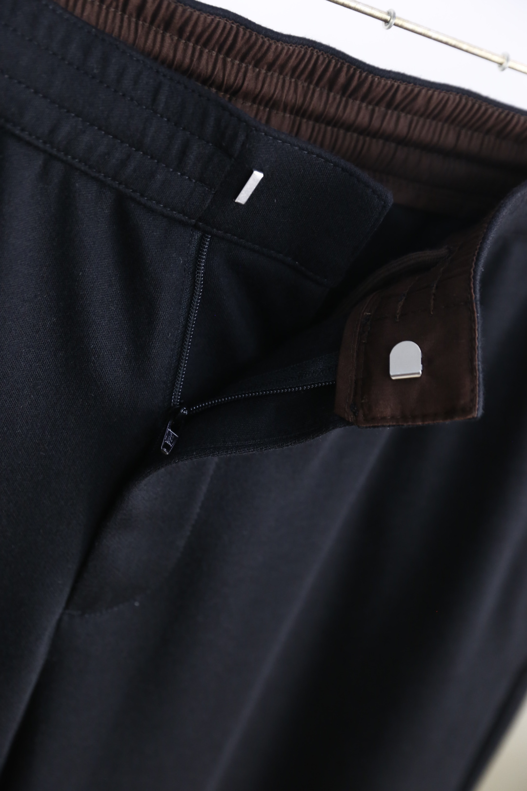 🔥布鲁提.25秋季时尚新品男士休闲裤🆕采用顶级天丝羊毛面料，经典品牌元素设计 上身随意舒服！松紧腰搭配无