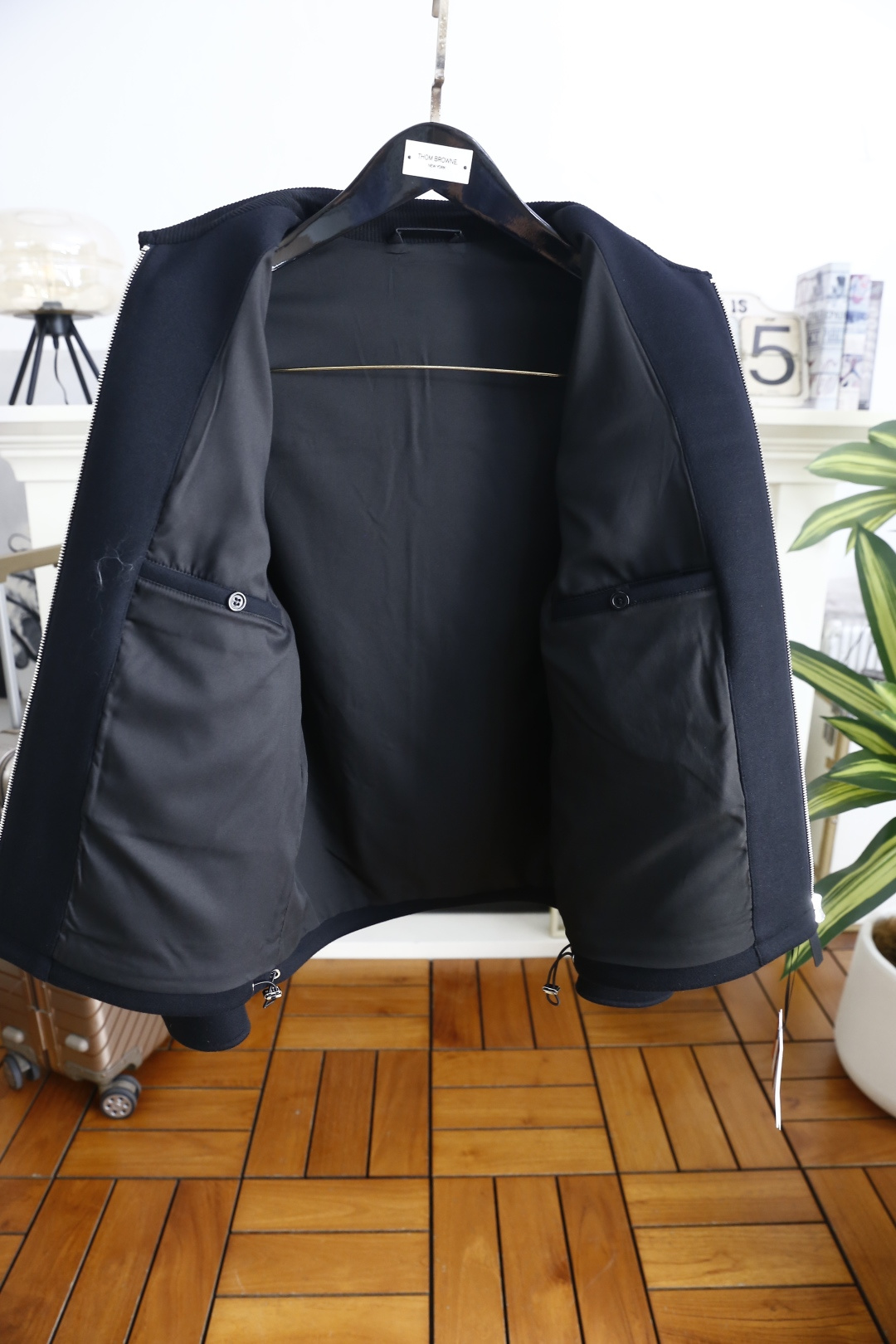 🔥普拉*/Pr*da.25秋冬新款🆕时尚男士翻领拉链夹克，面料为莱赛尔、腈纶、羊驼毛与聚酯纤维混纺材质，