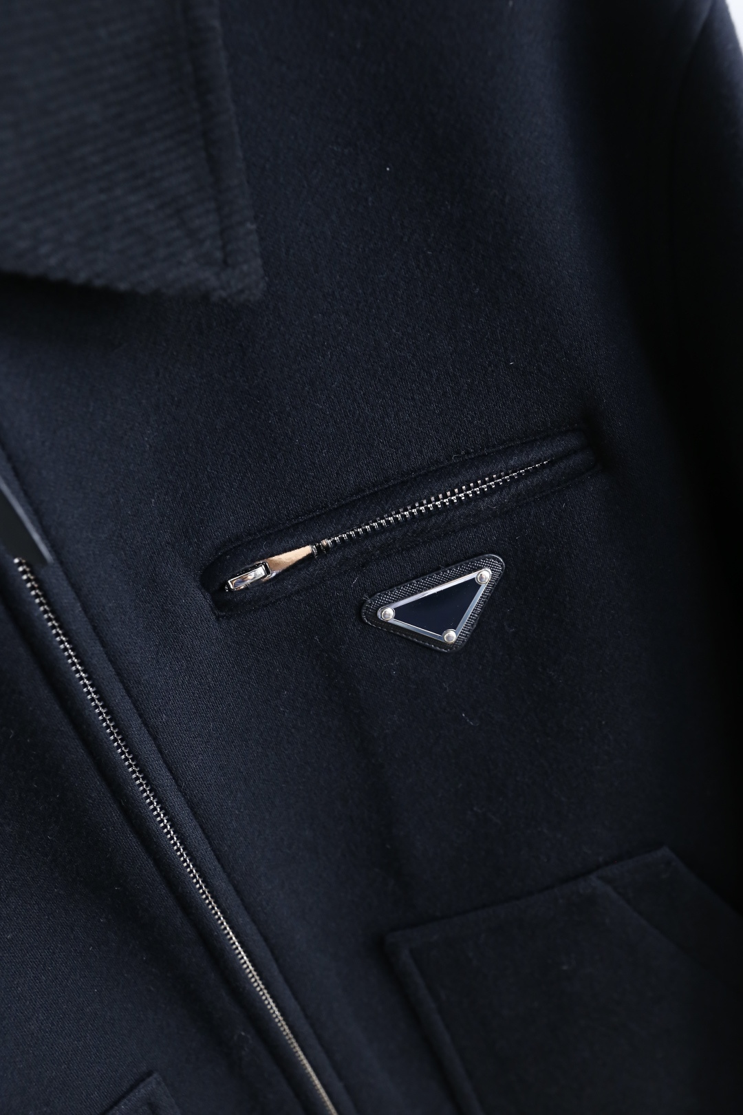 🔥普拉*/Pr*da.25秋冬新款🆕时尚男士翻领拉链夹克，面料为莱赛尔、腈纶、羊驼毛与聚酯纤维混纺材质，